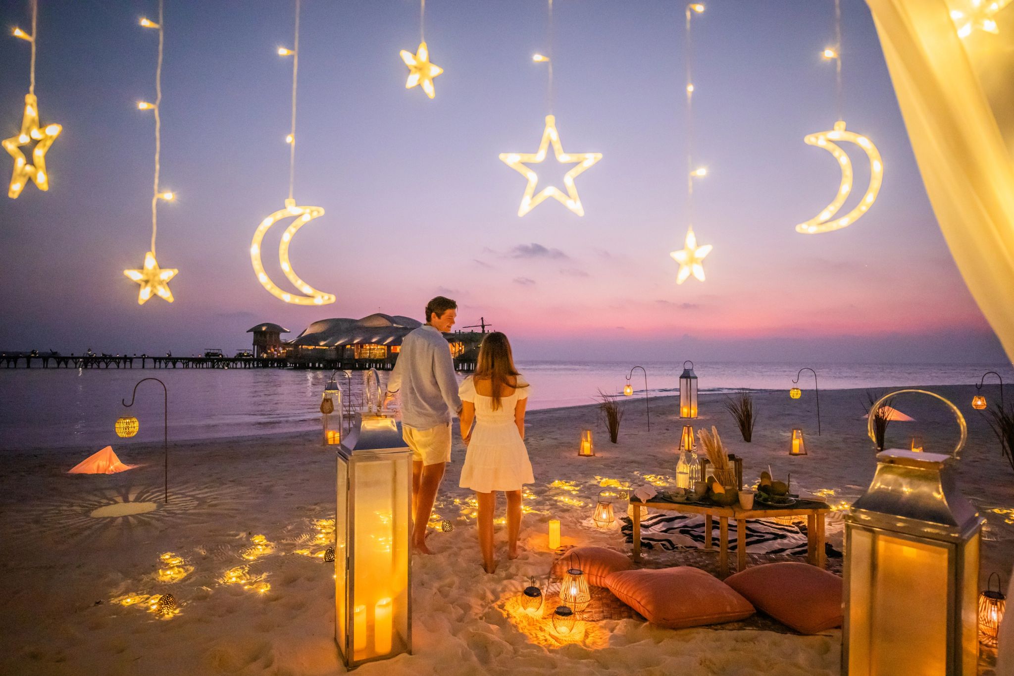 Jantar em Turtle Beach mesa cerimonial praia - decoracao festiva luxo - jantar coletivo areia