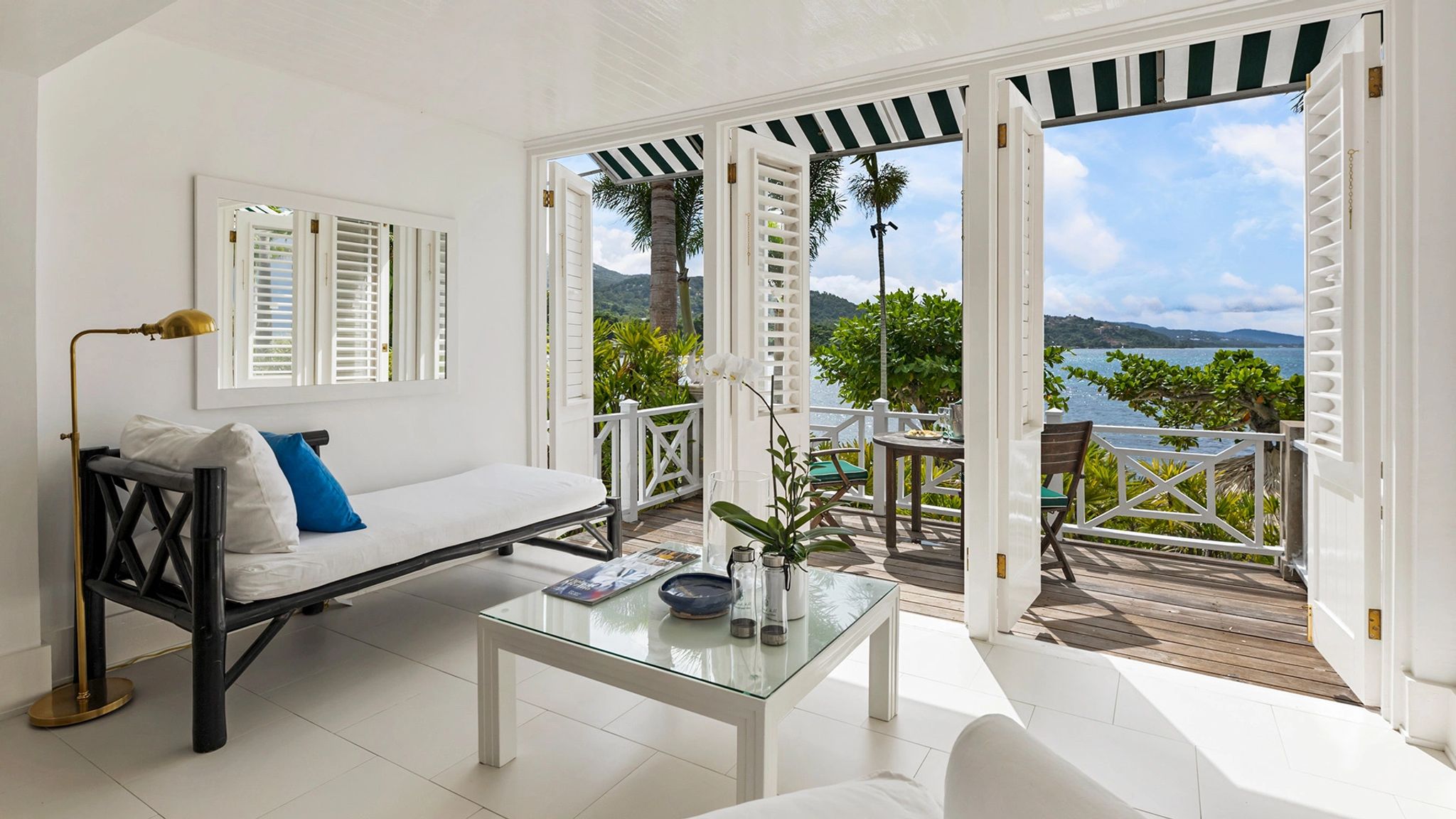 Oceanfront Balcony King  sofa confortavel - quatro com varanda - varanda privativa