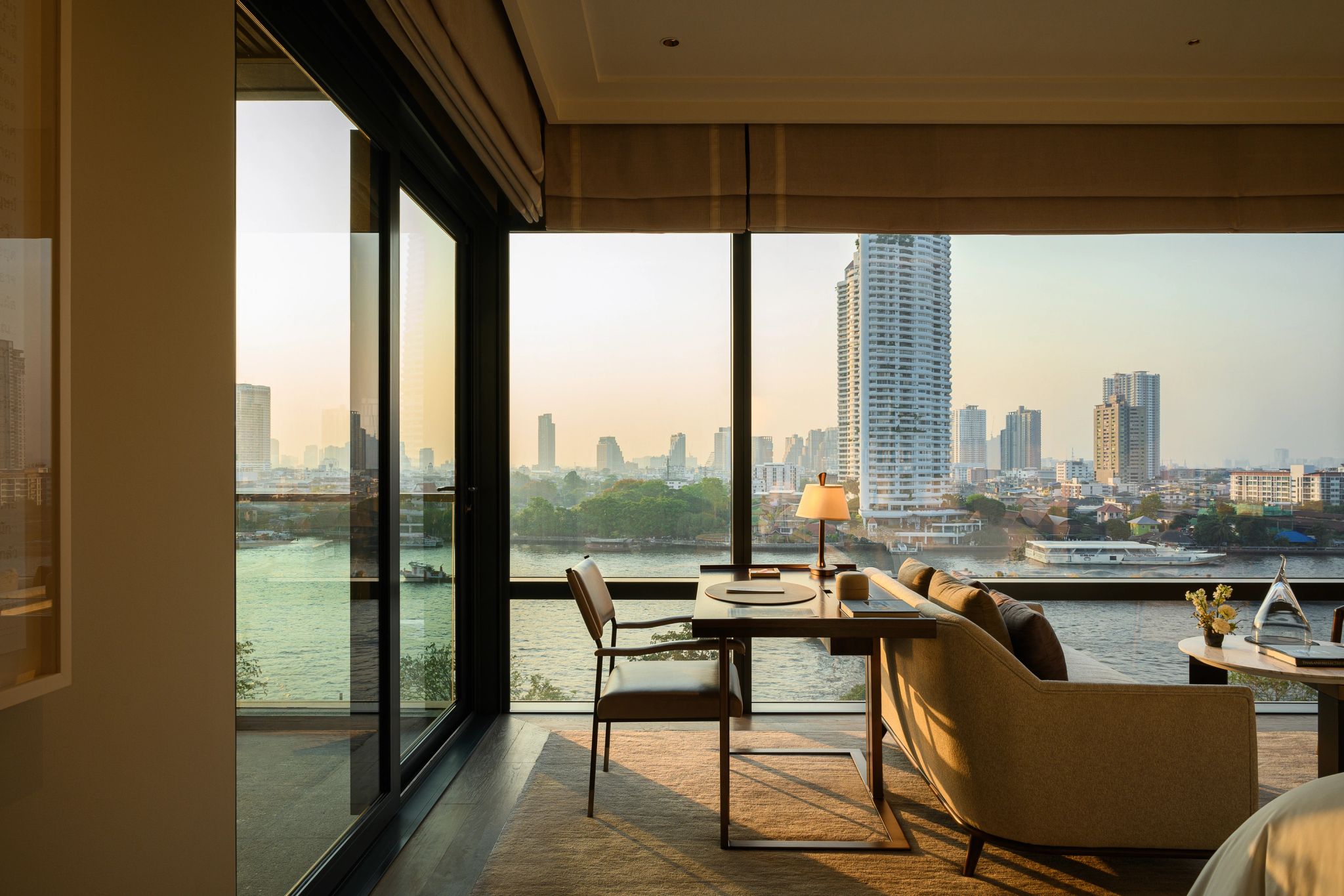 Riverfront Premier King sala de estar - vista bangkok - quarto com vista