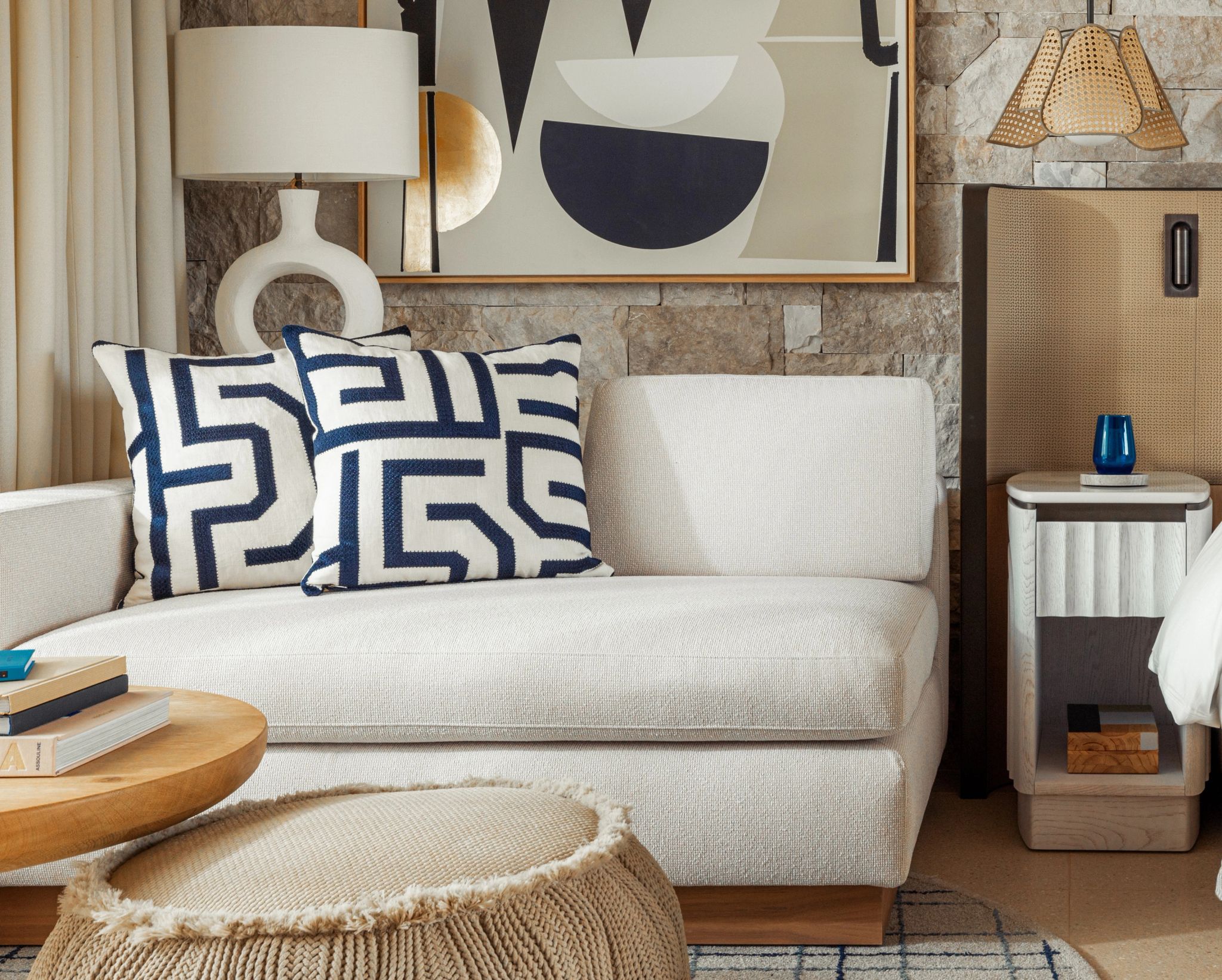 Aesthesis Bungalow Sea View Double Queen quarto de luxo – sofa confortavel - decoracao com arte