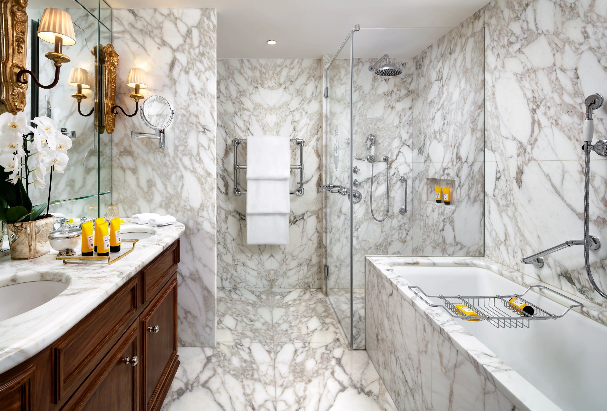 banheiro de luxo em veneza - banheira de imersao - pia dupla