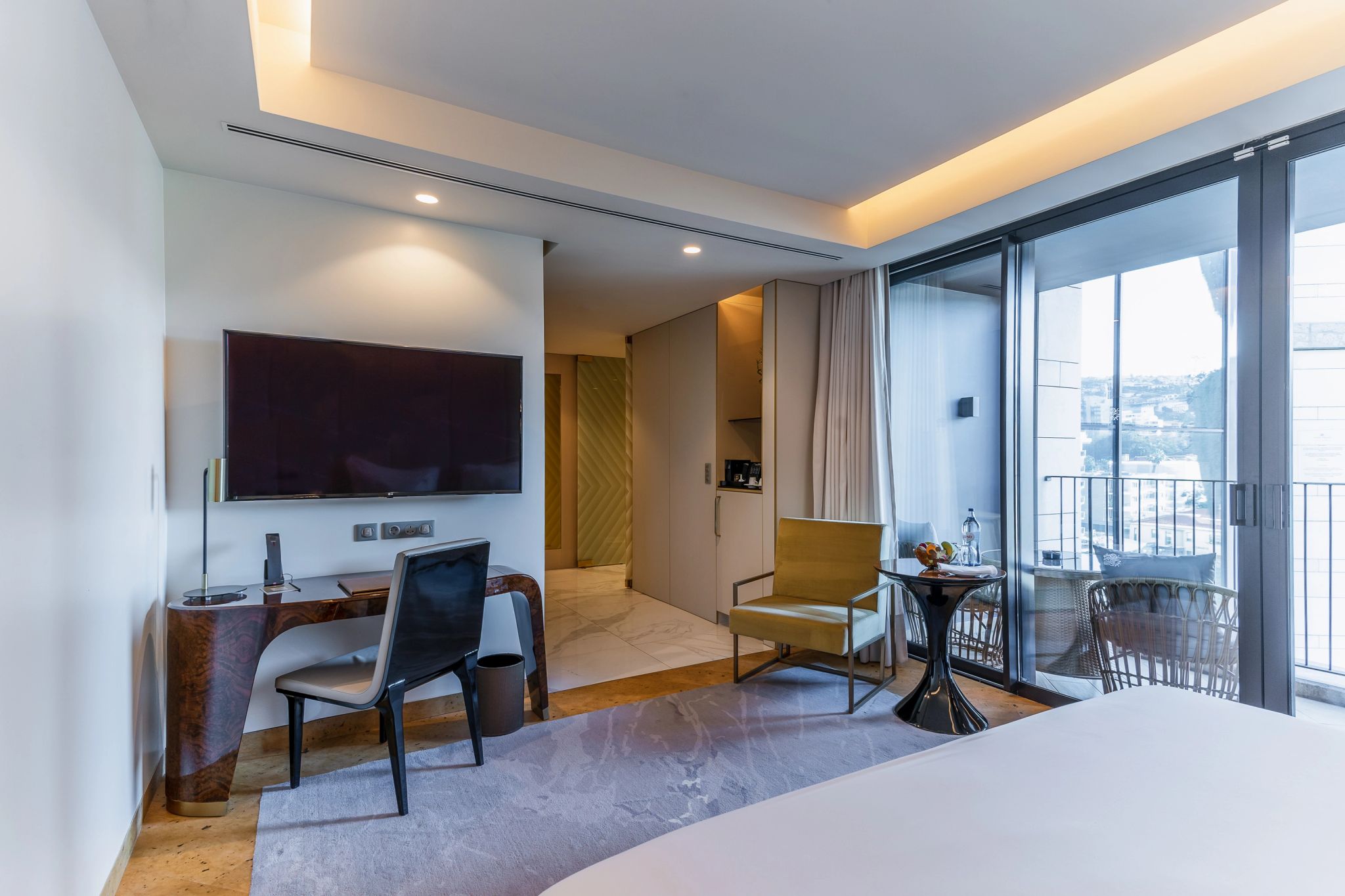 espaco confortavel com escrivaninha e cama king em hotel 5 estrelas