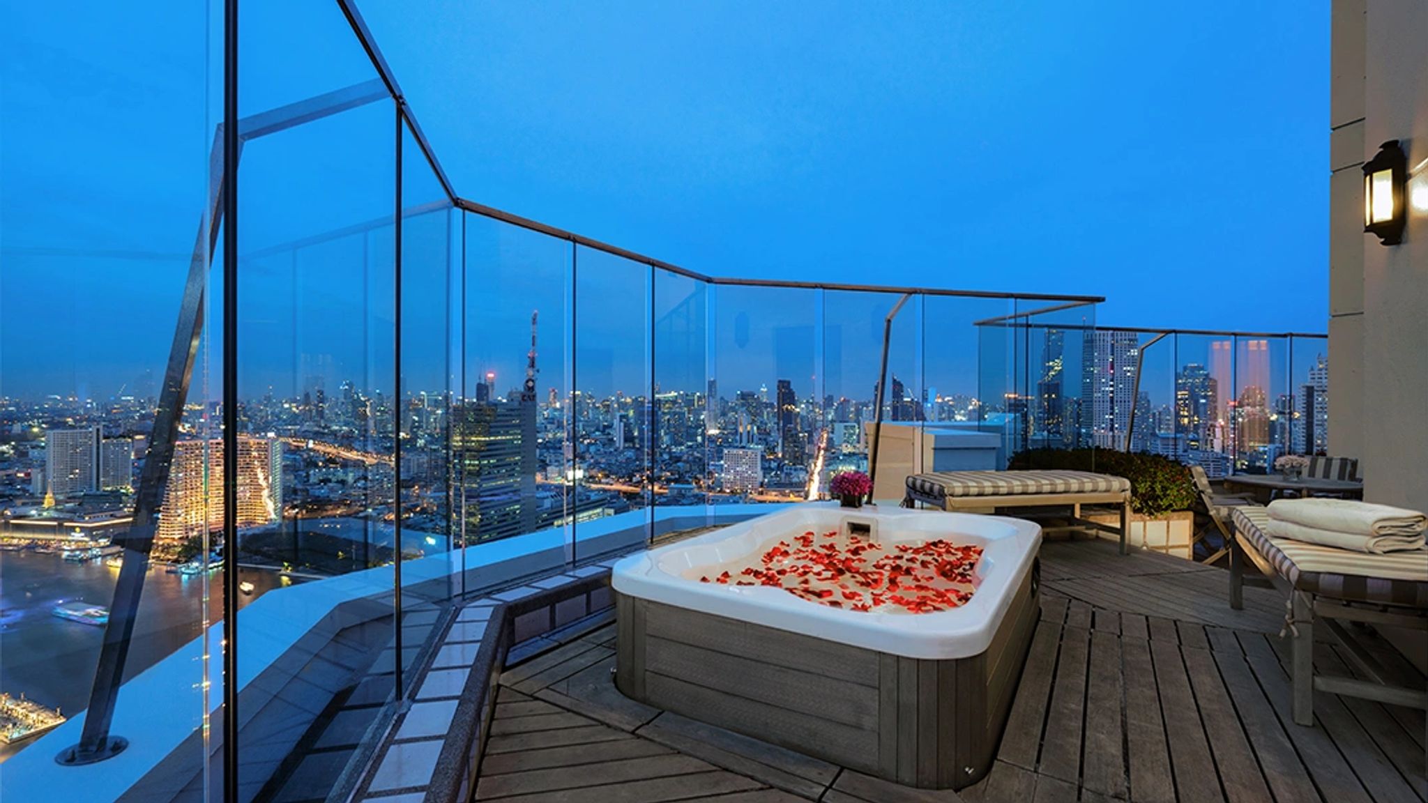 terraço privativo - suite com terraço - terraço vista bangkok - jacuzzi ao ar livre