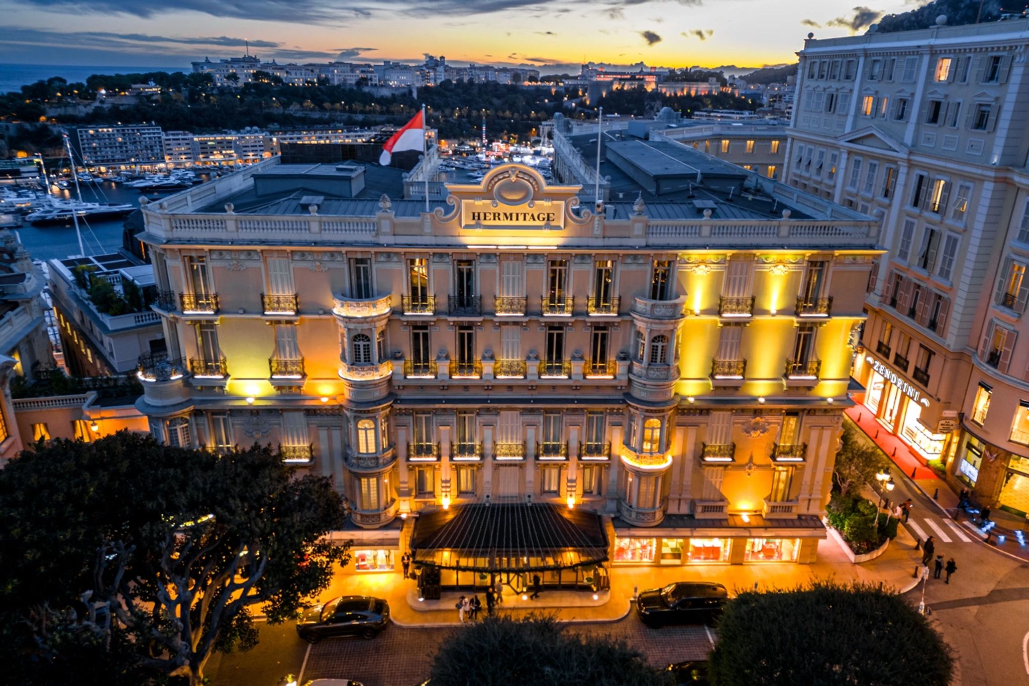 arquitetura classica - por do sol - entrada do hotel - hotel historico - hotel centro de monaco