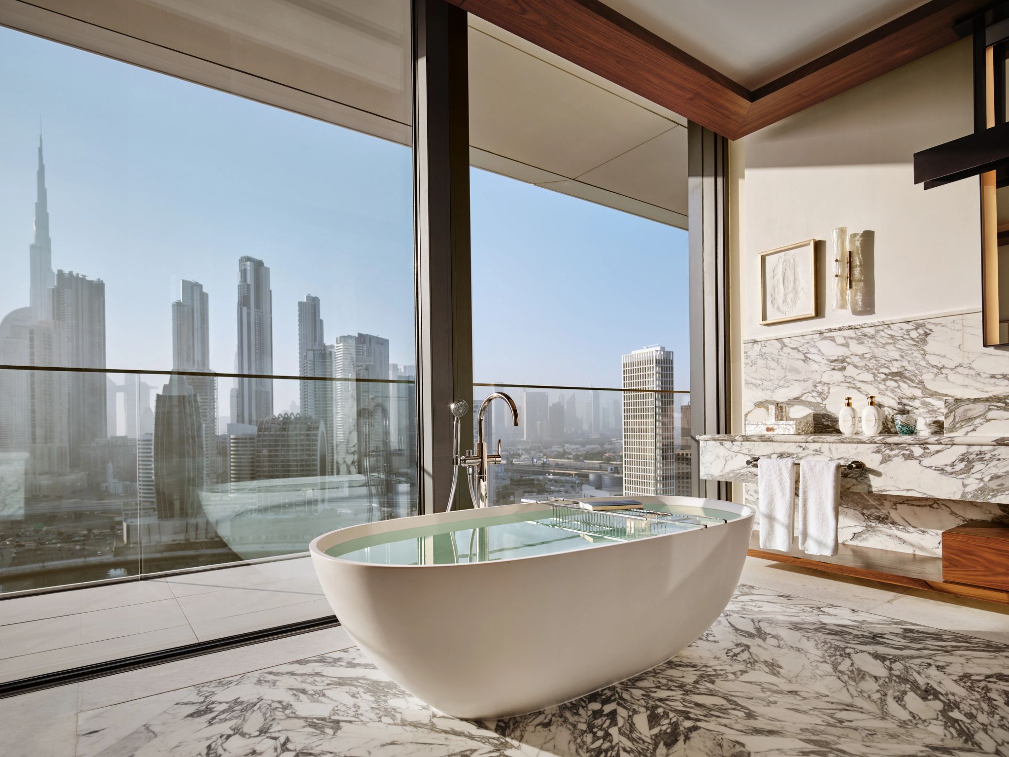 banheiro de marmore – banho de banheira – banheiro com vista