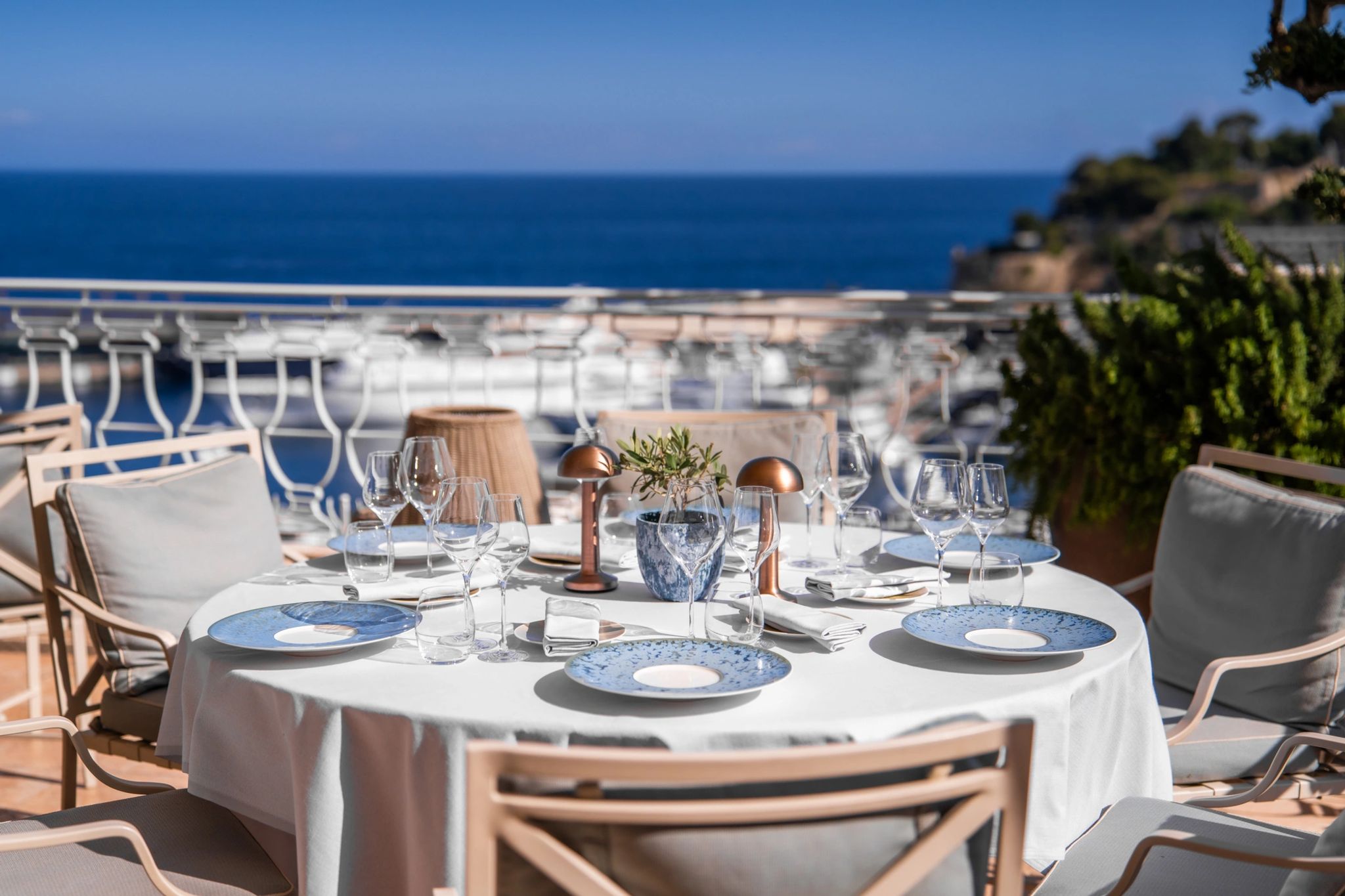 espreguicadeiras praia - piscina externa - estilo de vida mediterraneo