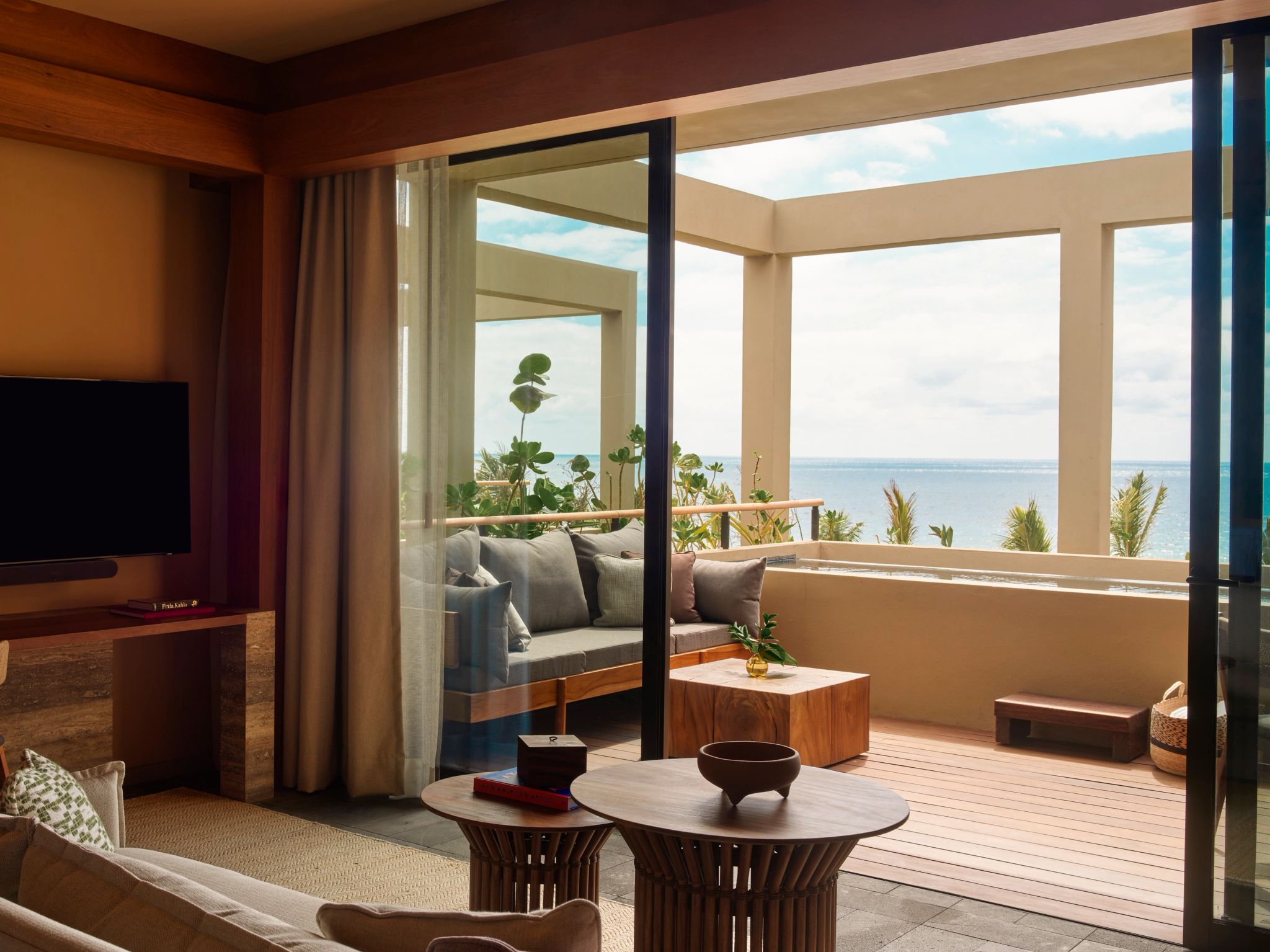 Poolside Studio Suite King terraco privativo - vista mar - sala de luxo