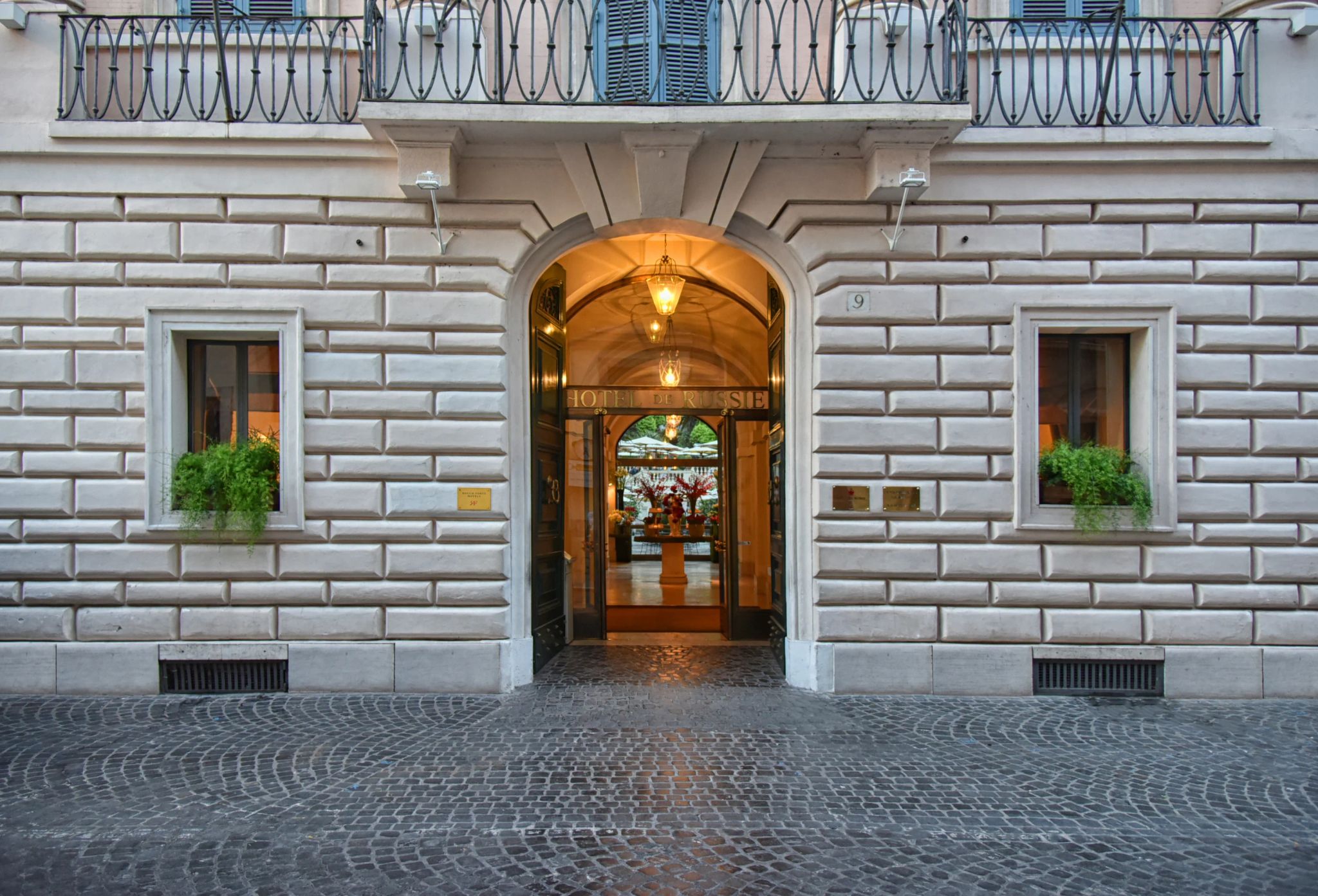 fachada de pedra - entrada hotel de russie - hotel de russie - serviço receptivo