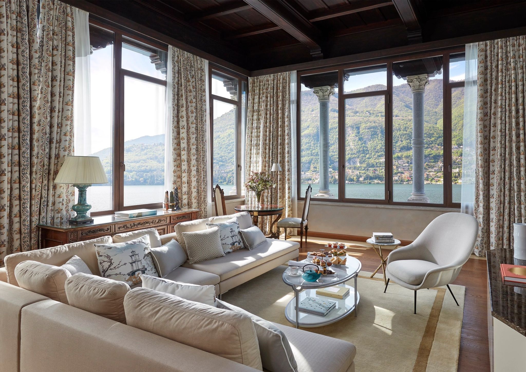 Penthouse Suite sala de estar - suite com sala - sala chique - vista lago di como