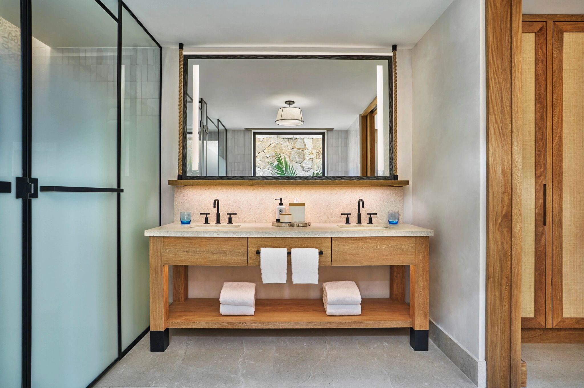 Ocean View Casita King banheiro chique - banheiro moderno - banheiro com pia dupla