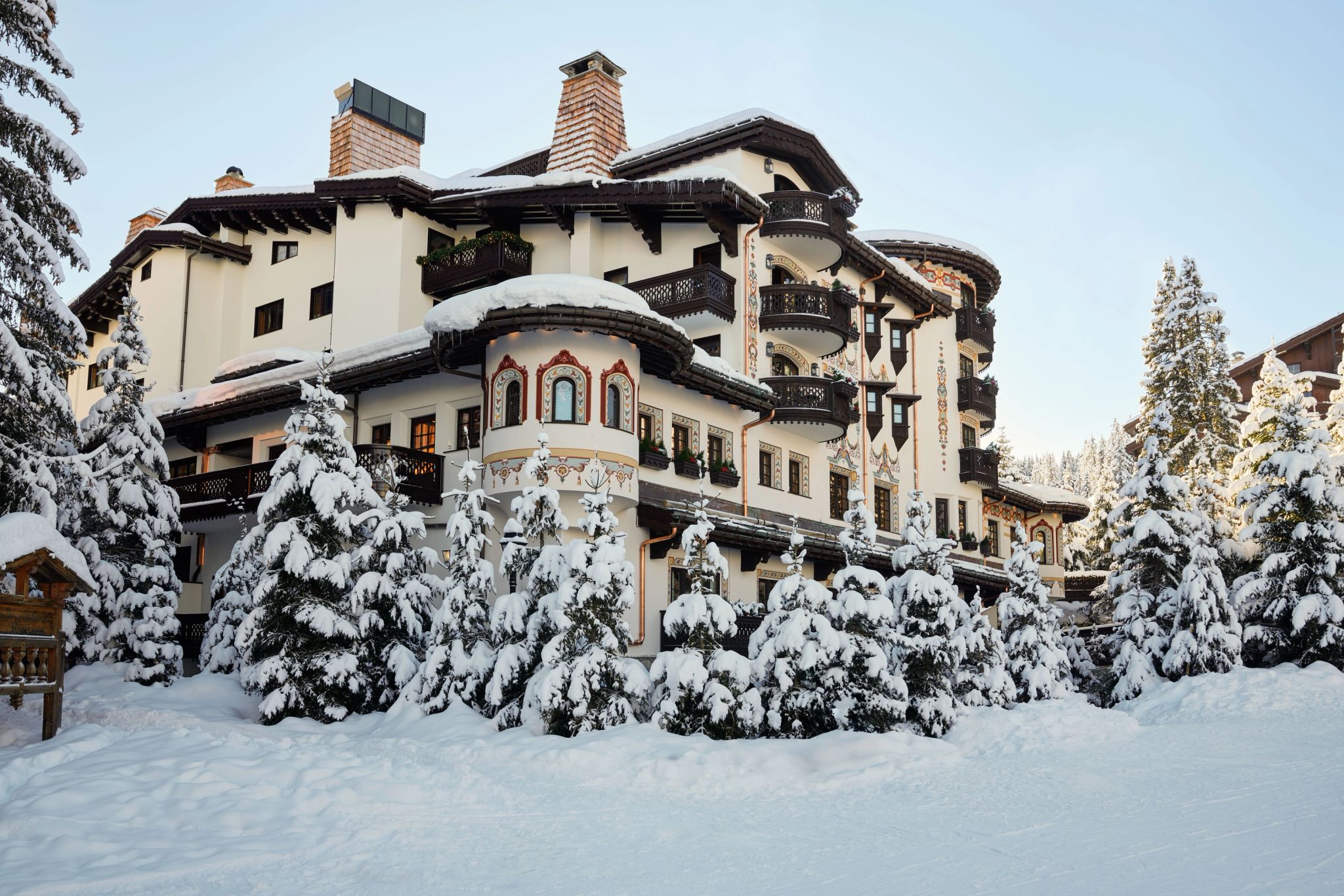 Fachada Les Airelles Courchevel  arvores com neve – airelles courchevel – hotel na neve