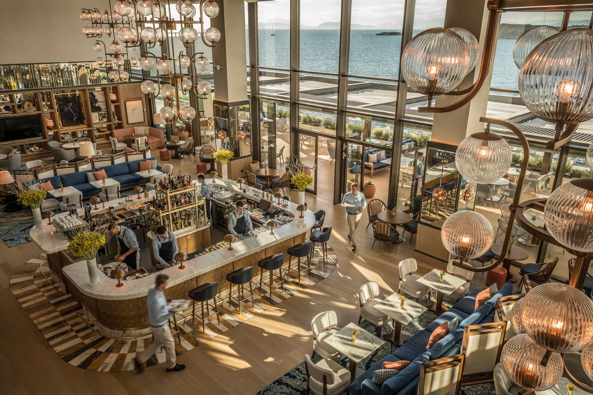 Avra Lounge and Terrace bar do hotel – gastronomia premiada – coqueteis exclusivos