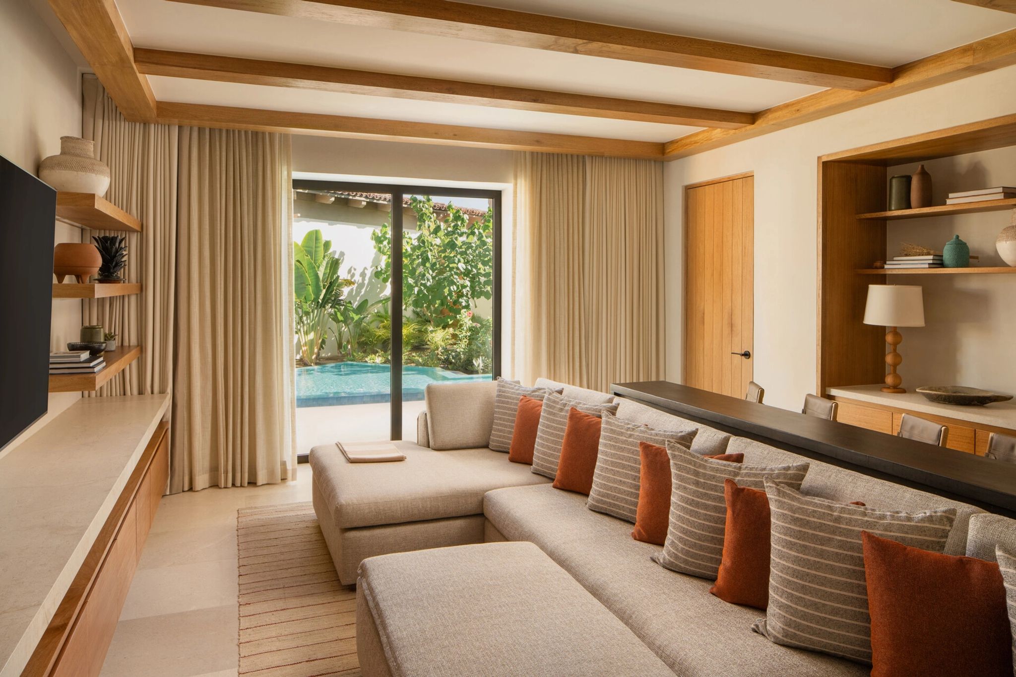 Oceanfront Three Bedroom Presidential Villa sala de estar - sala chique - sofa confortável