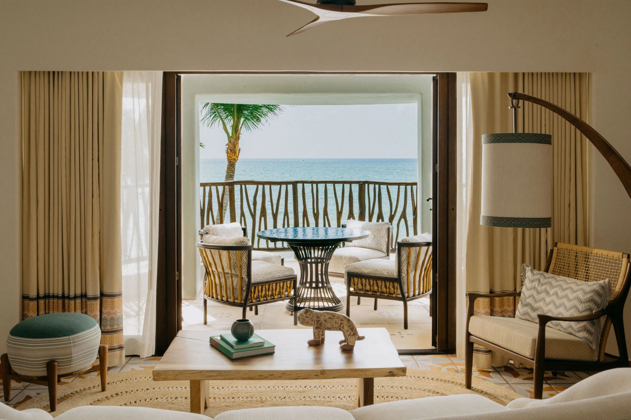 Oceanfront One Bedroom Plunge Pool Suite suite com sala – sala com vista – sala de estar