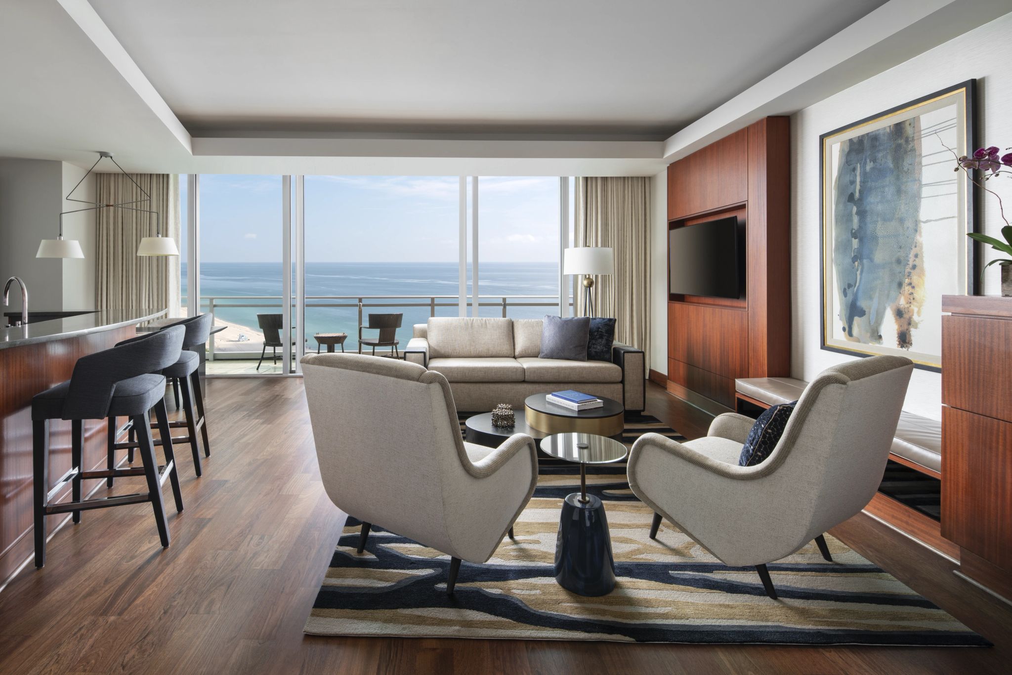 The Bal Harbour Suite sala de estar - vista mar - decoracao de luxo