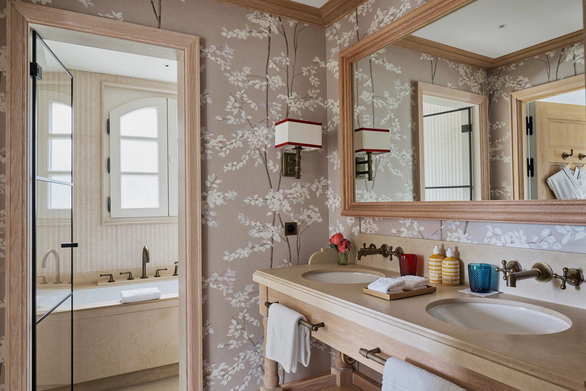 Junior Suite banheiro luxo - pia dupla - banheira de imersao