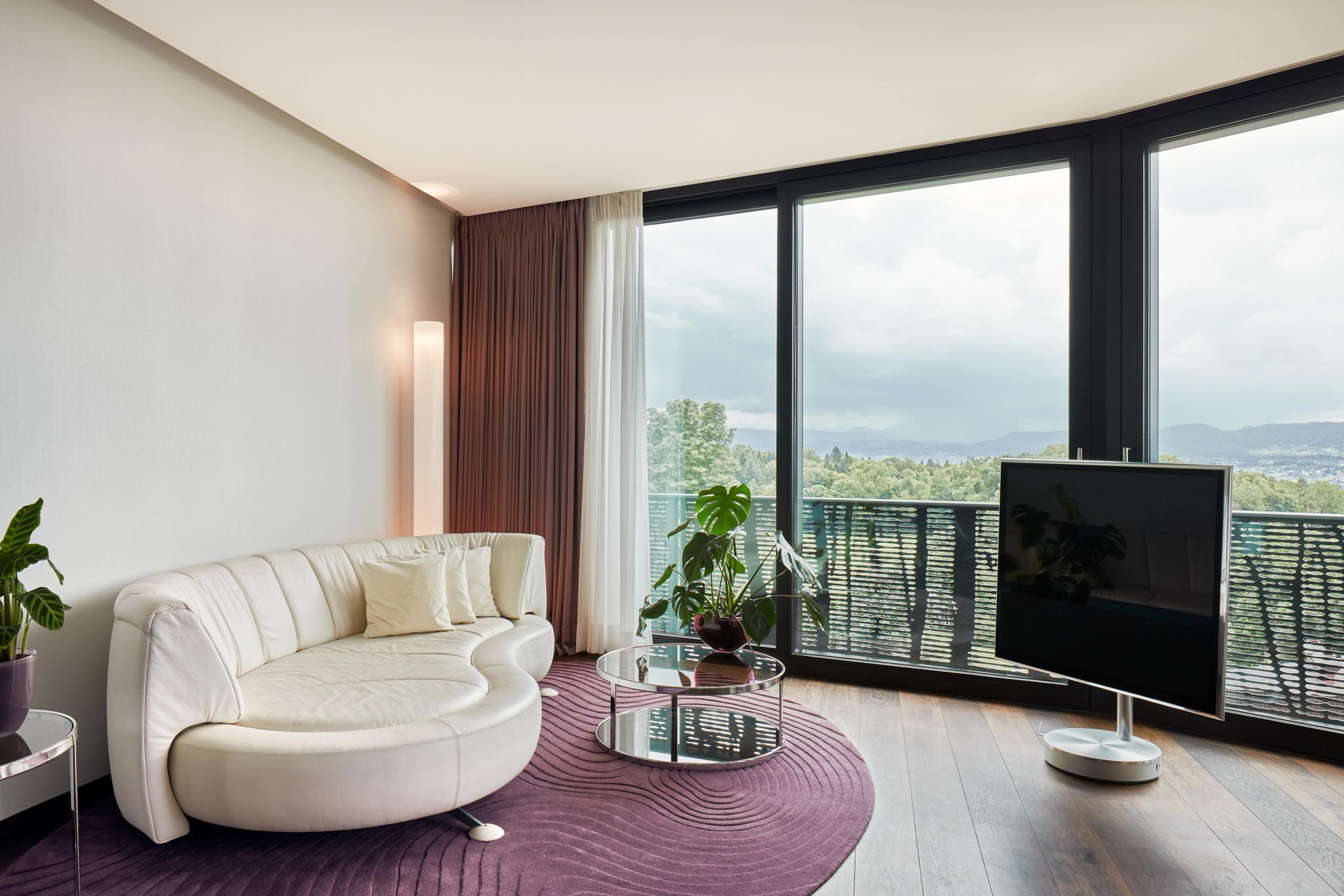 suite com sala – vista zurich - decoraçao moderna - sala de estar - sala com tv