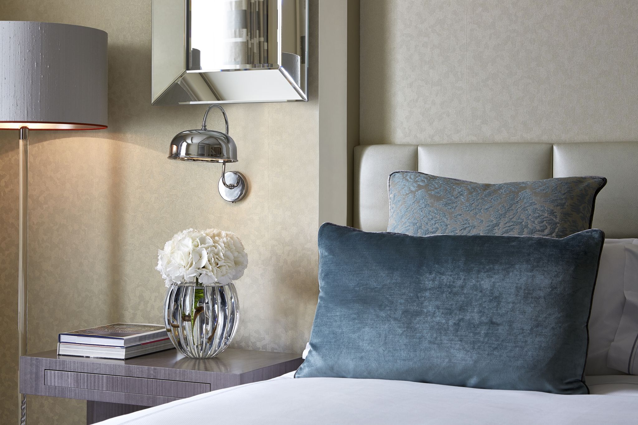 mesa de cabeceira – almofadas decorativas – cabeceira estofada