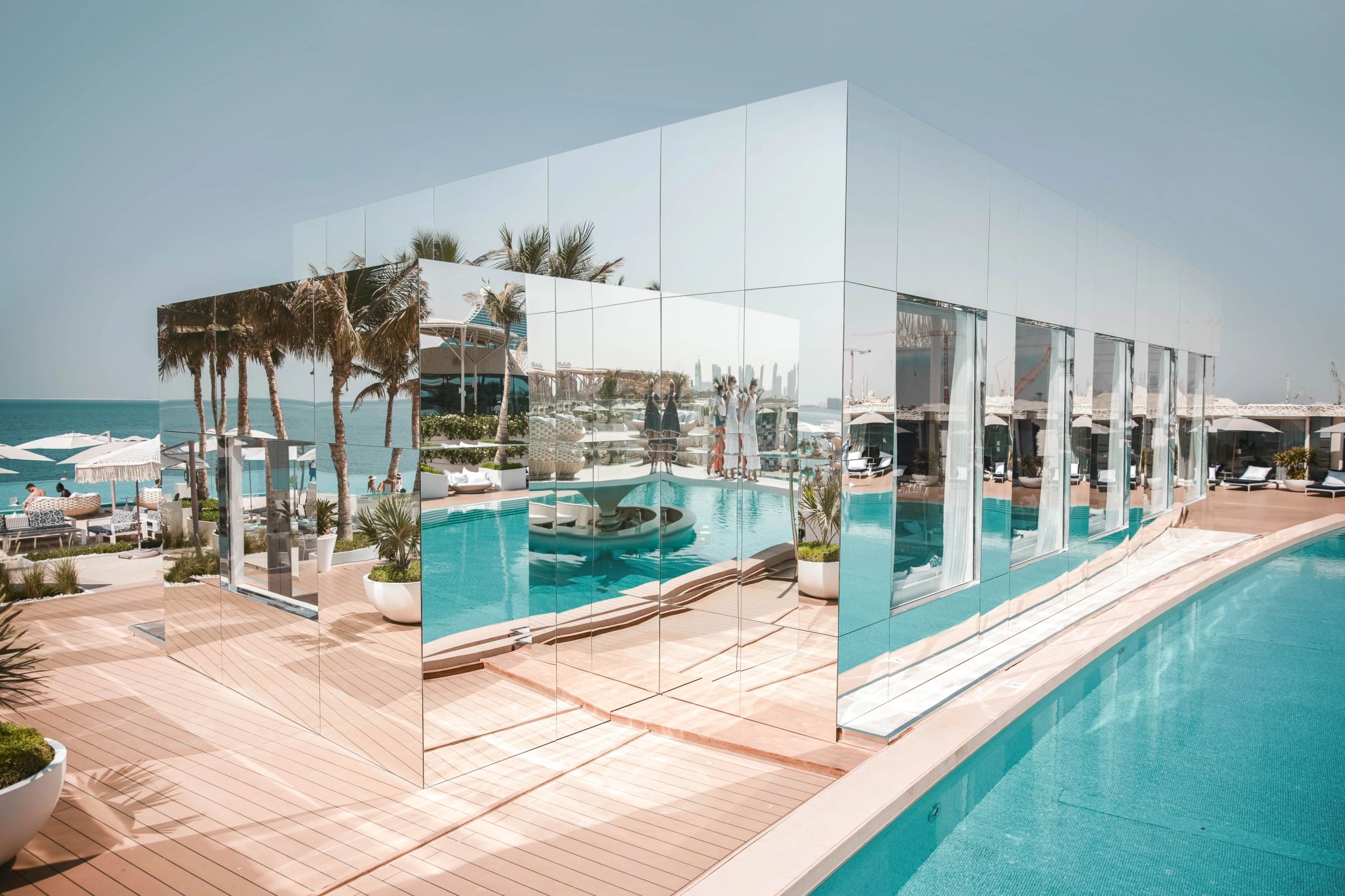 restaurante futurista - restaurante beira piscina - area externa