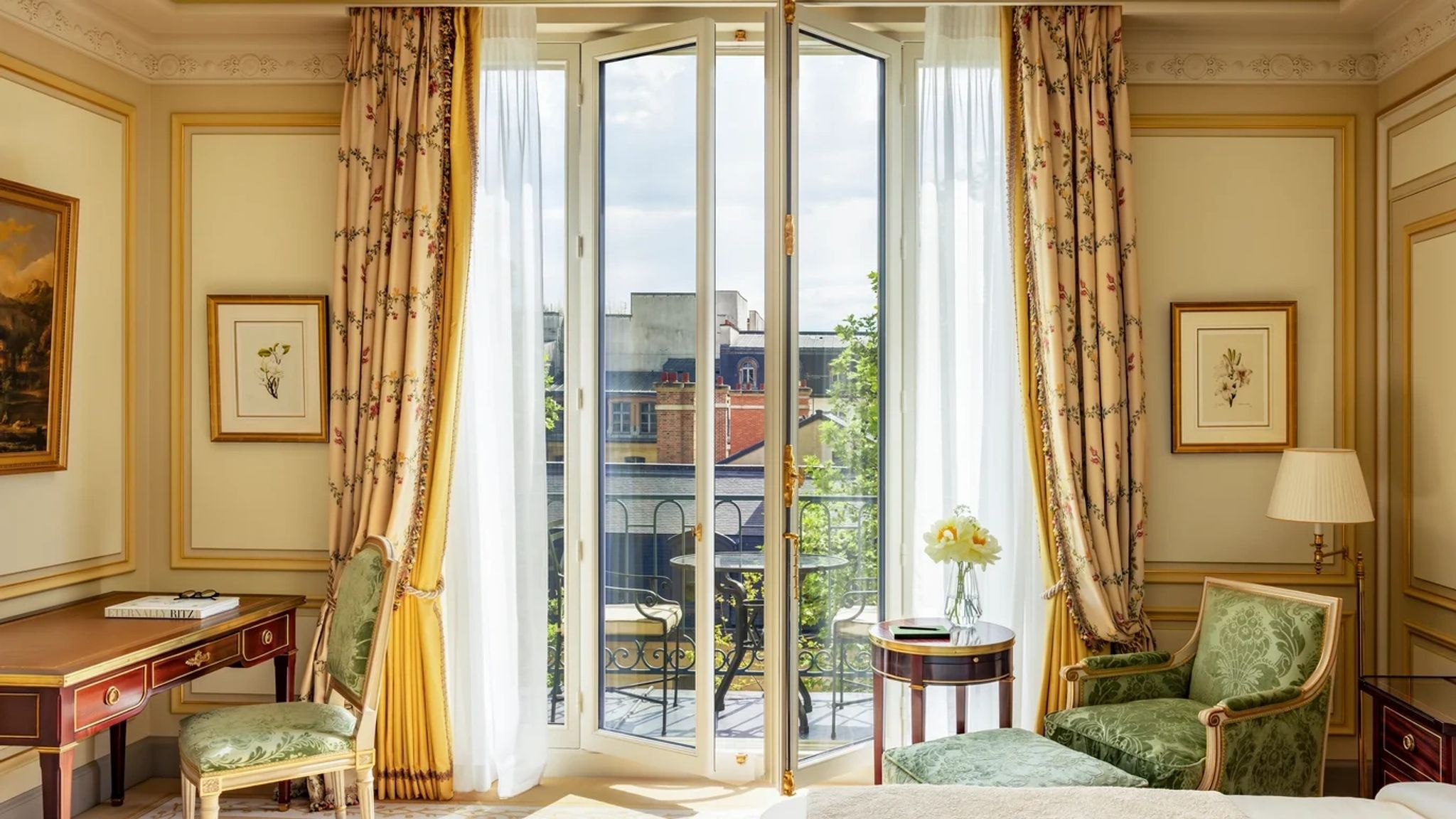 quarto luxo – decoracao classica – vista torre eiffel
