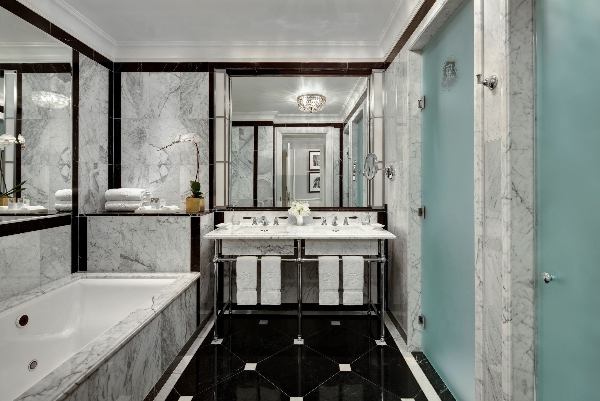 5th Avenue - Butler Service banheira de imersao – banheiro em marmore – pia dupla