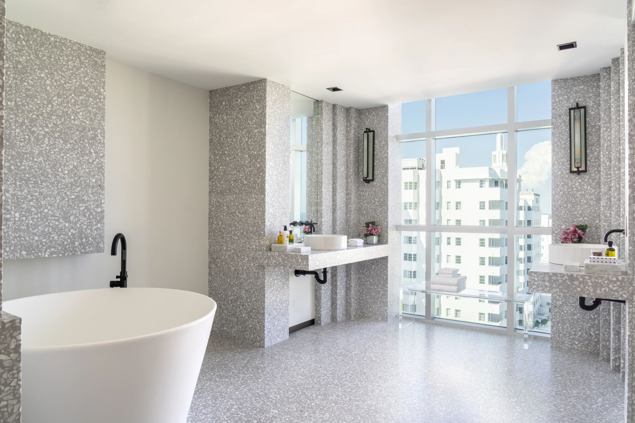 The Ritz-Carlton Suite suite com banheira - banheiro em marmore - vista miami