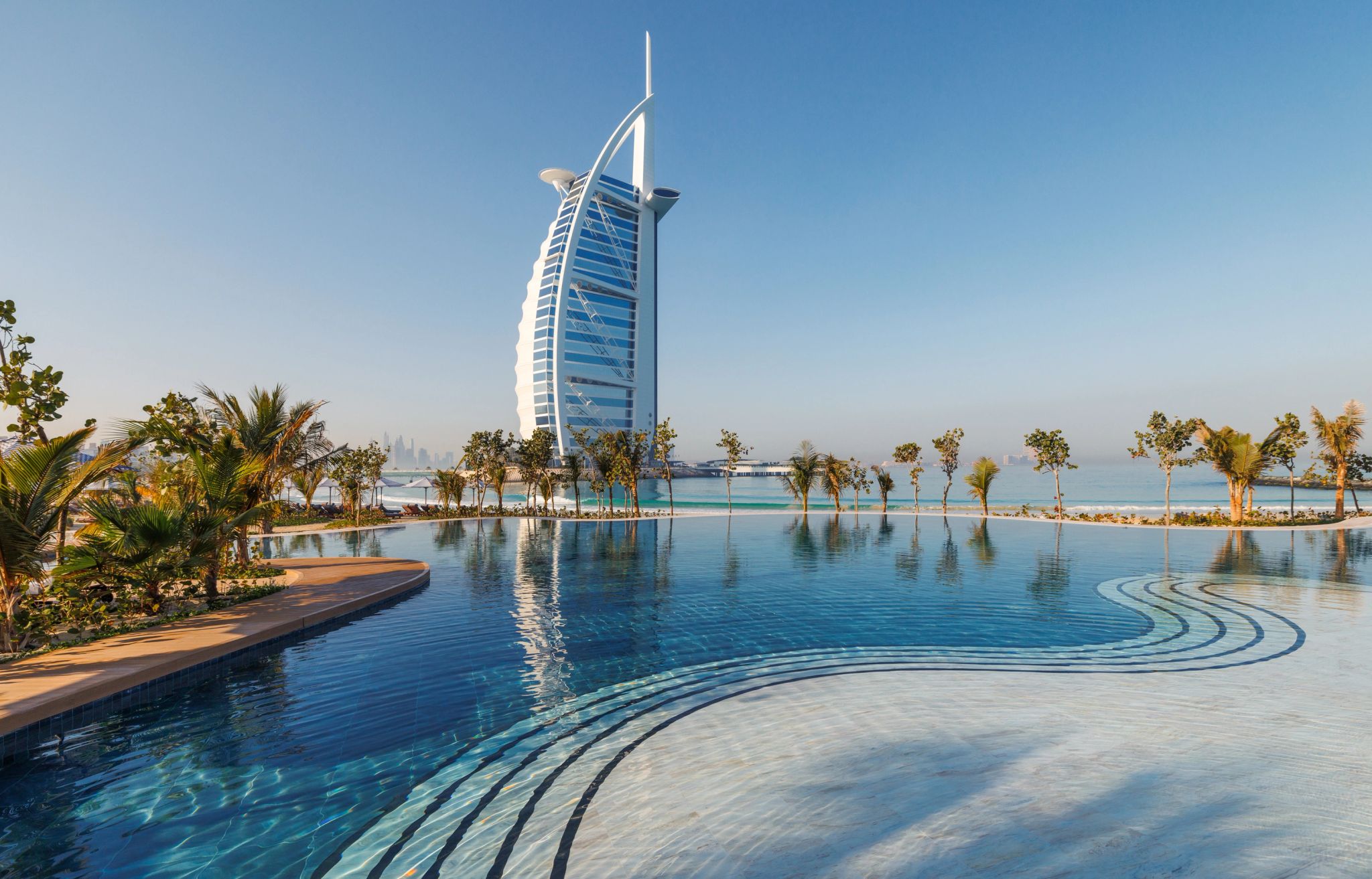 piscina hotel vista burj al arab - hotel 5 estrelas dubai - resort de luxo frente mar
