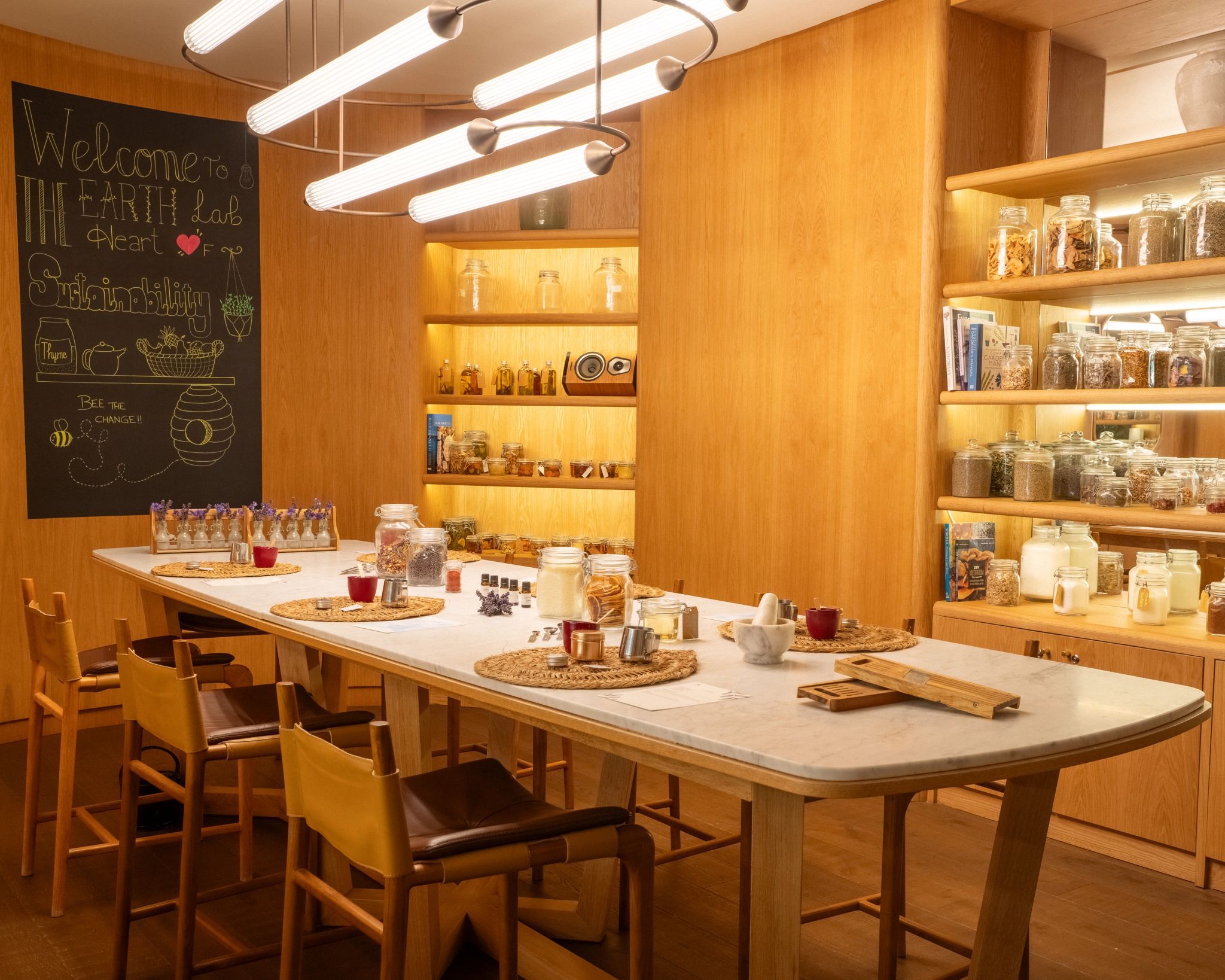 Earth Lab mesa de madeira comprida - estantes com potes - oficina ecologica