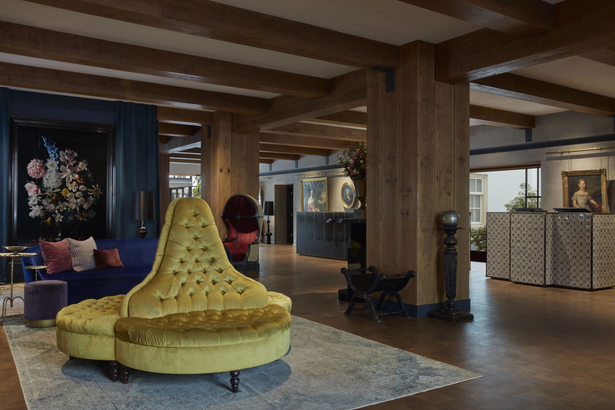 Lobby lobby sofisticado - detalhes em madeira - recepcao acolhedora