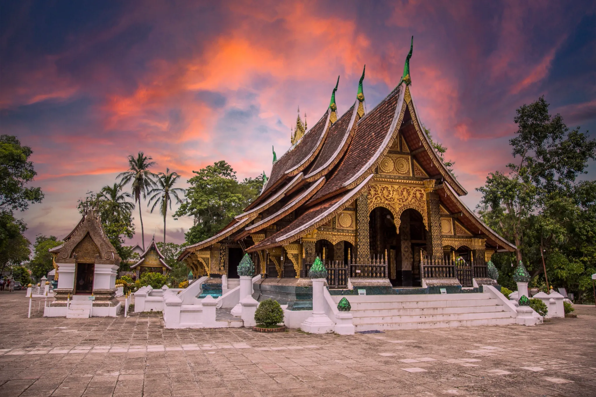 por do sol, templo em luang prabang no verao, laos