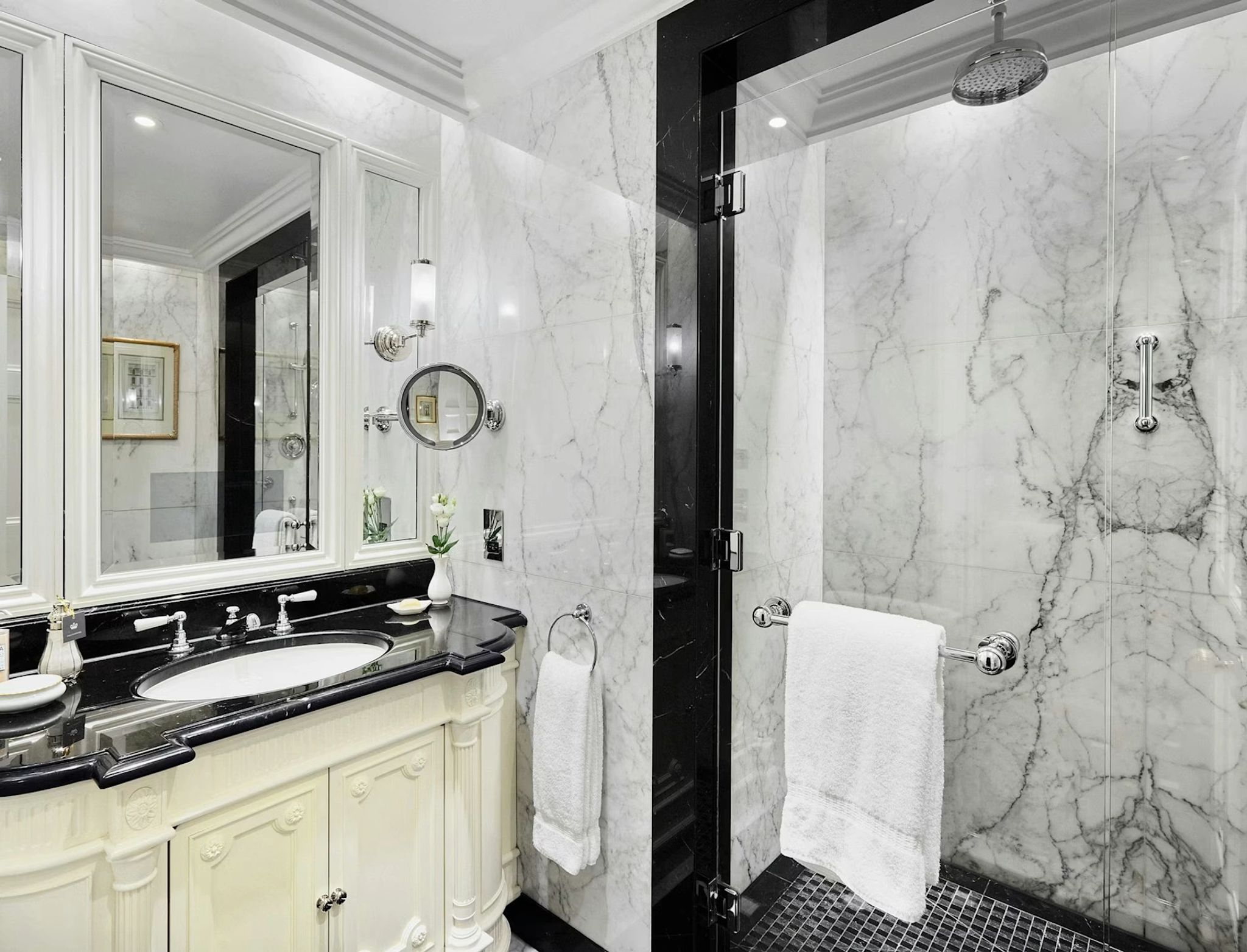 banheiro em marmore - banheira - quarto luxo