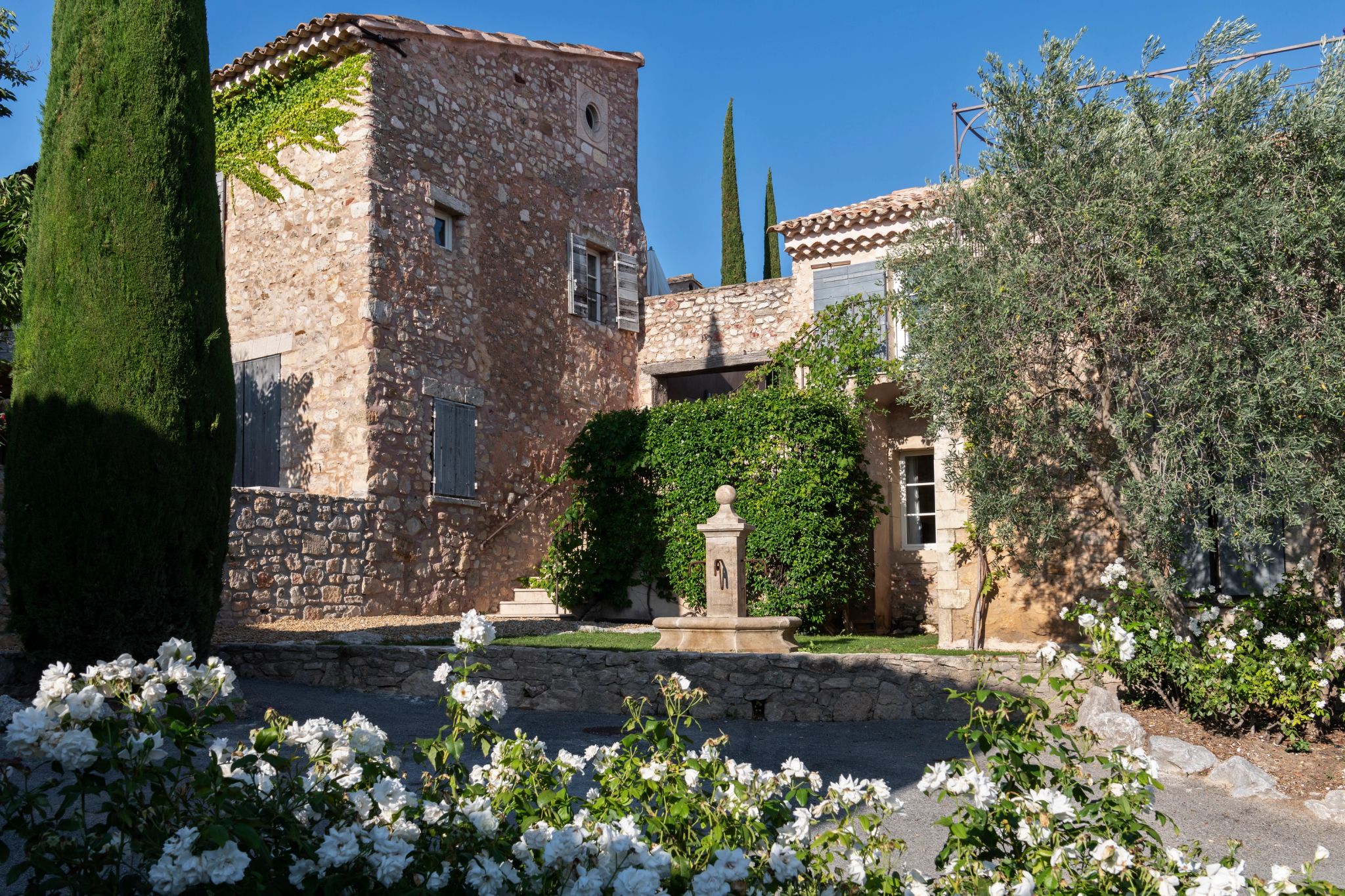 hotel com jardim - jardim florido - jardim interno - vila medieval - hotel historico