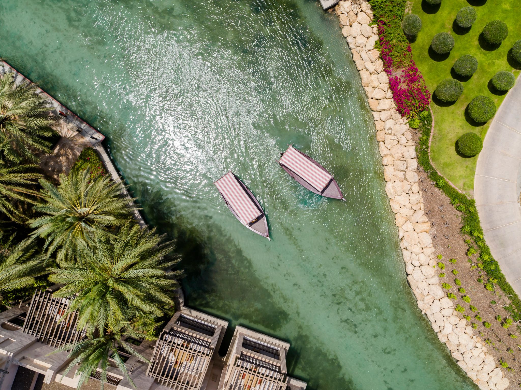barcos tradicionais navegando pelos canais do resort jumeirah dar al masyaf