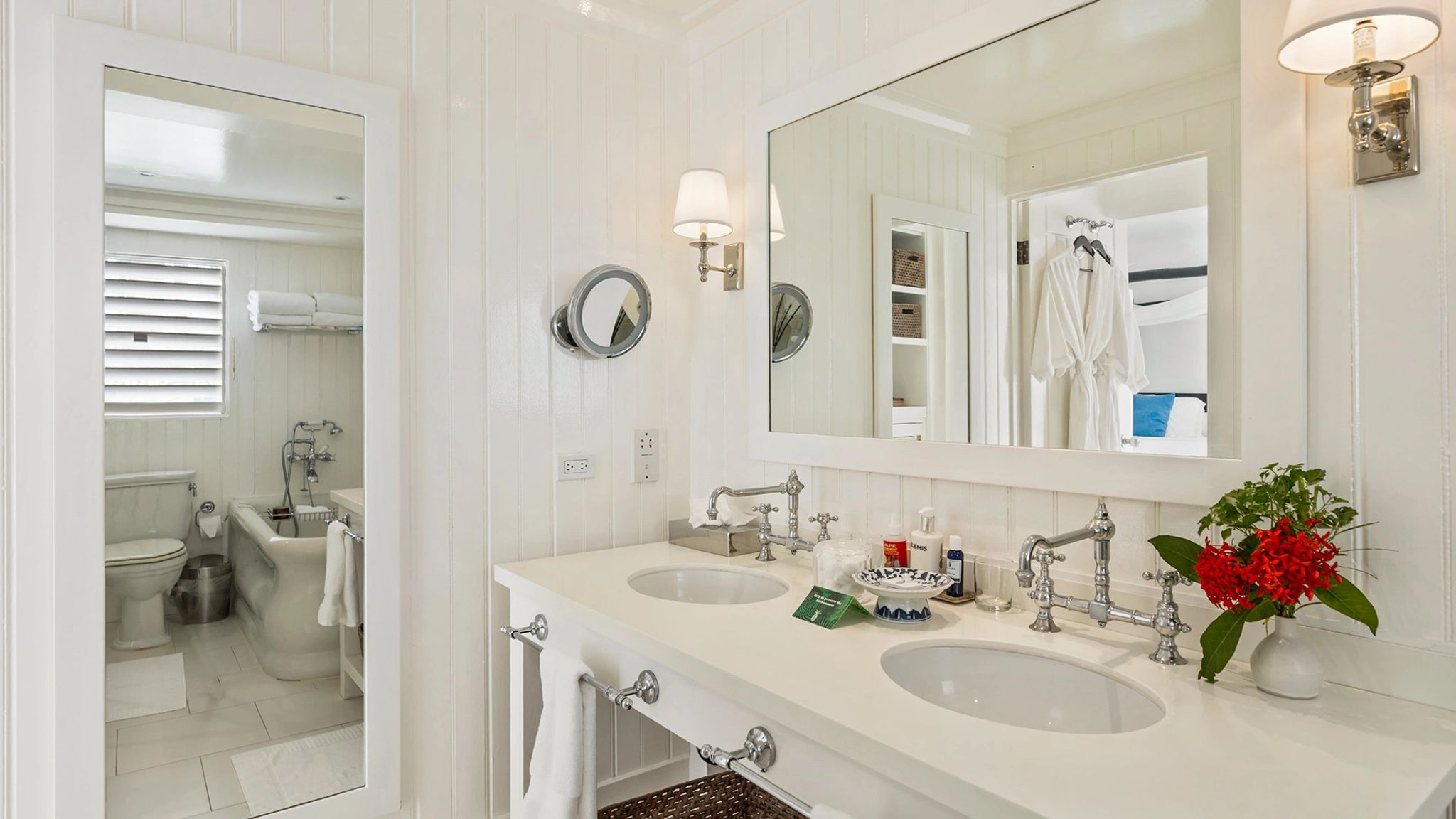 Oceanfront Balcony King  banheiro com pia dupla - banheiro de luxo - banheiro moderno