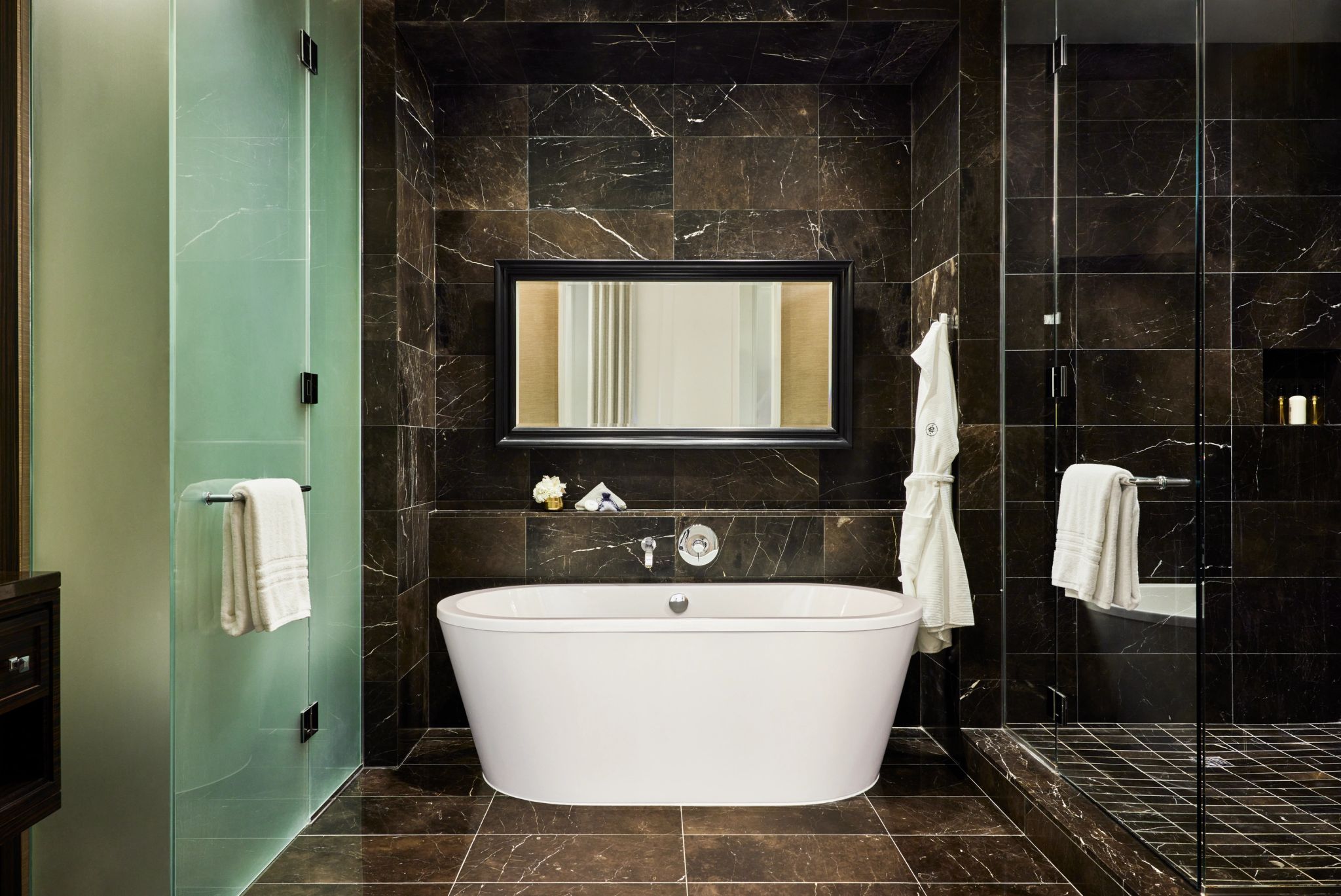 Superior King Coutyard View with Tub banheiro com banheira – banho relaxante – banheira de imersao