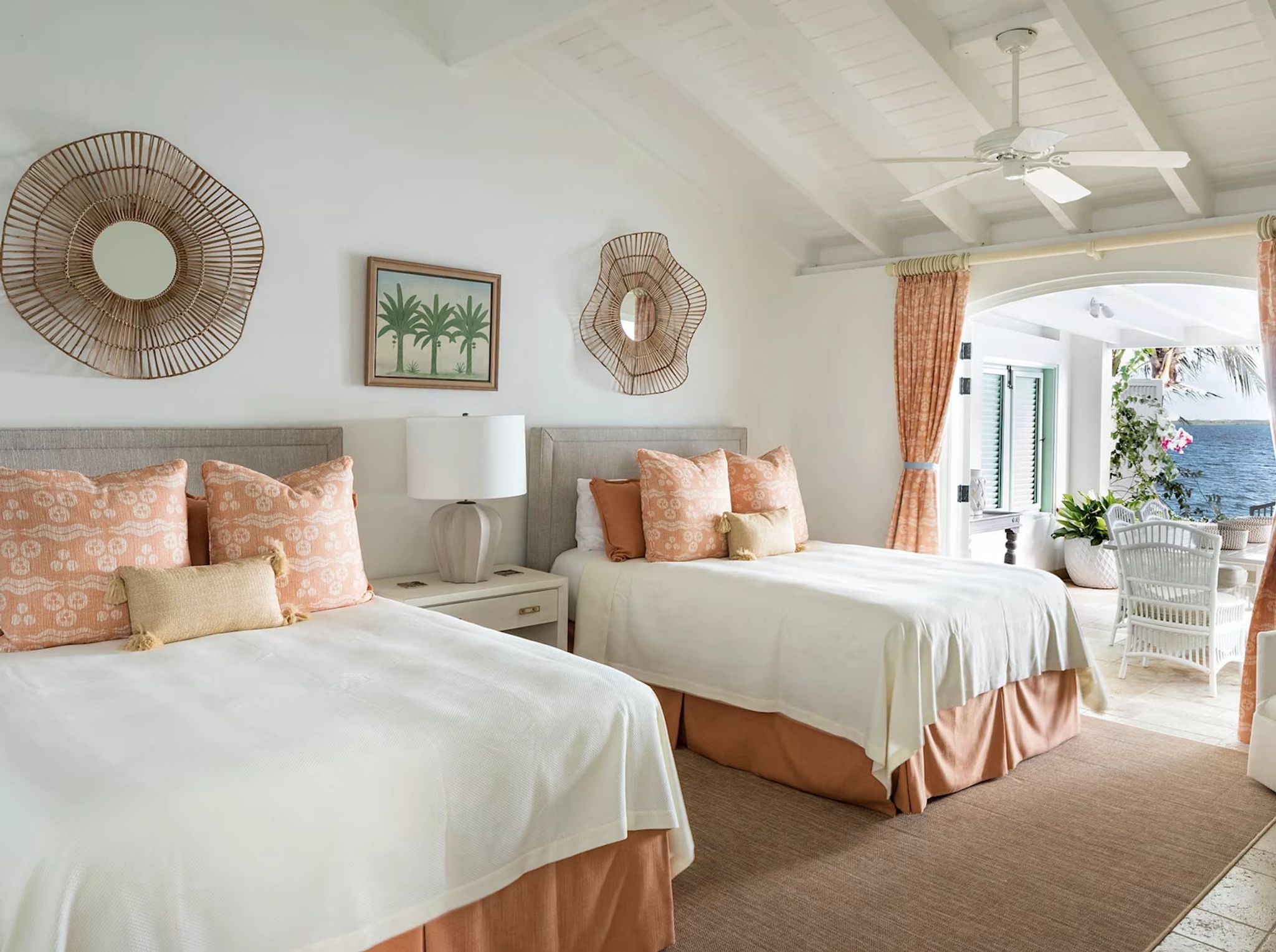 duas camas solteiro - decoracao praiana clean - detalhes em laranja