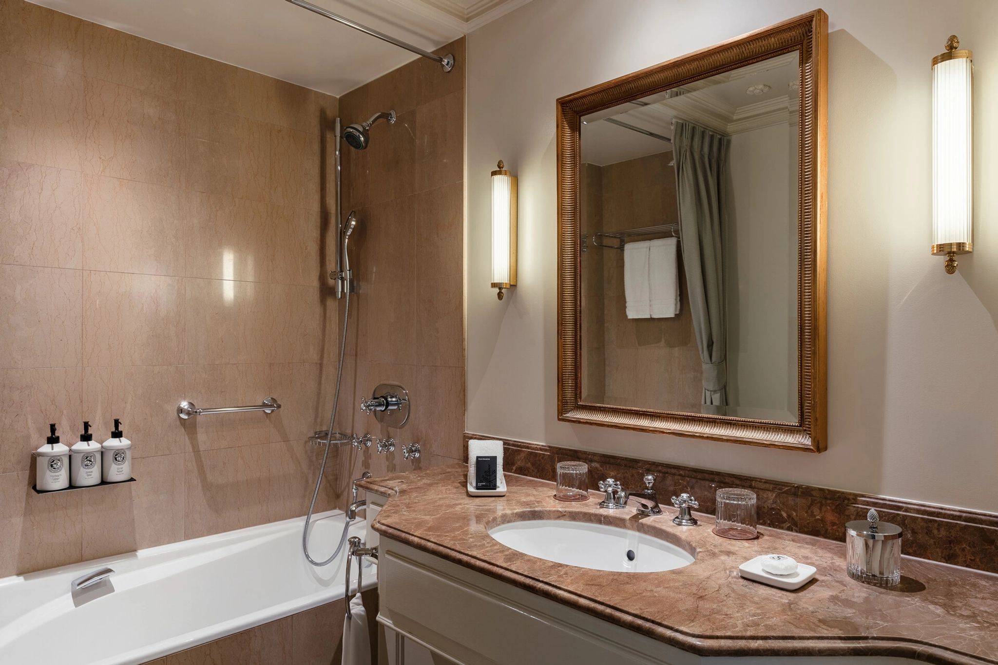 Superior banheiro em marmore - produtos de banho - banheiro classico - banheira de imersao