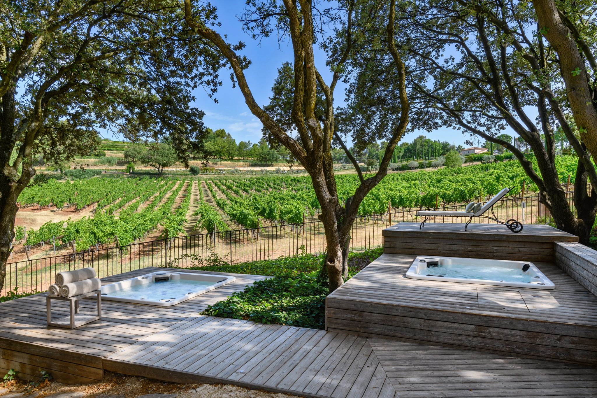 Jacuzzis ao ar livre do Spa Coquillade jacuzzi – jacuzzi aquecida – terraço com jacuzzi - jacuzzi ao ar livre - vista campo