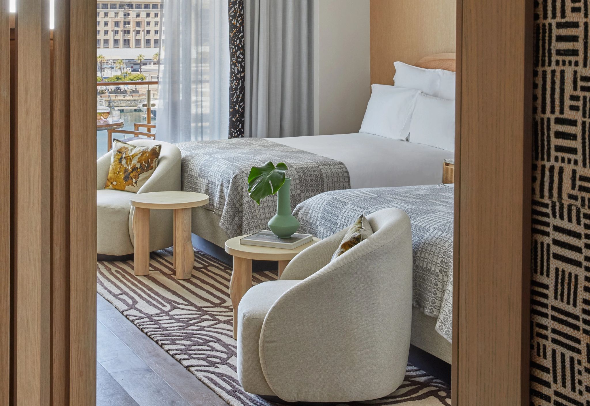 poltrona moderna - vaso de planta - tapete estampado - arte africana