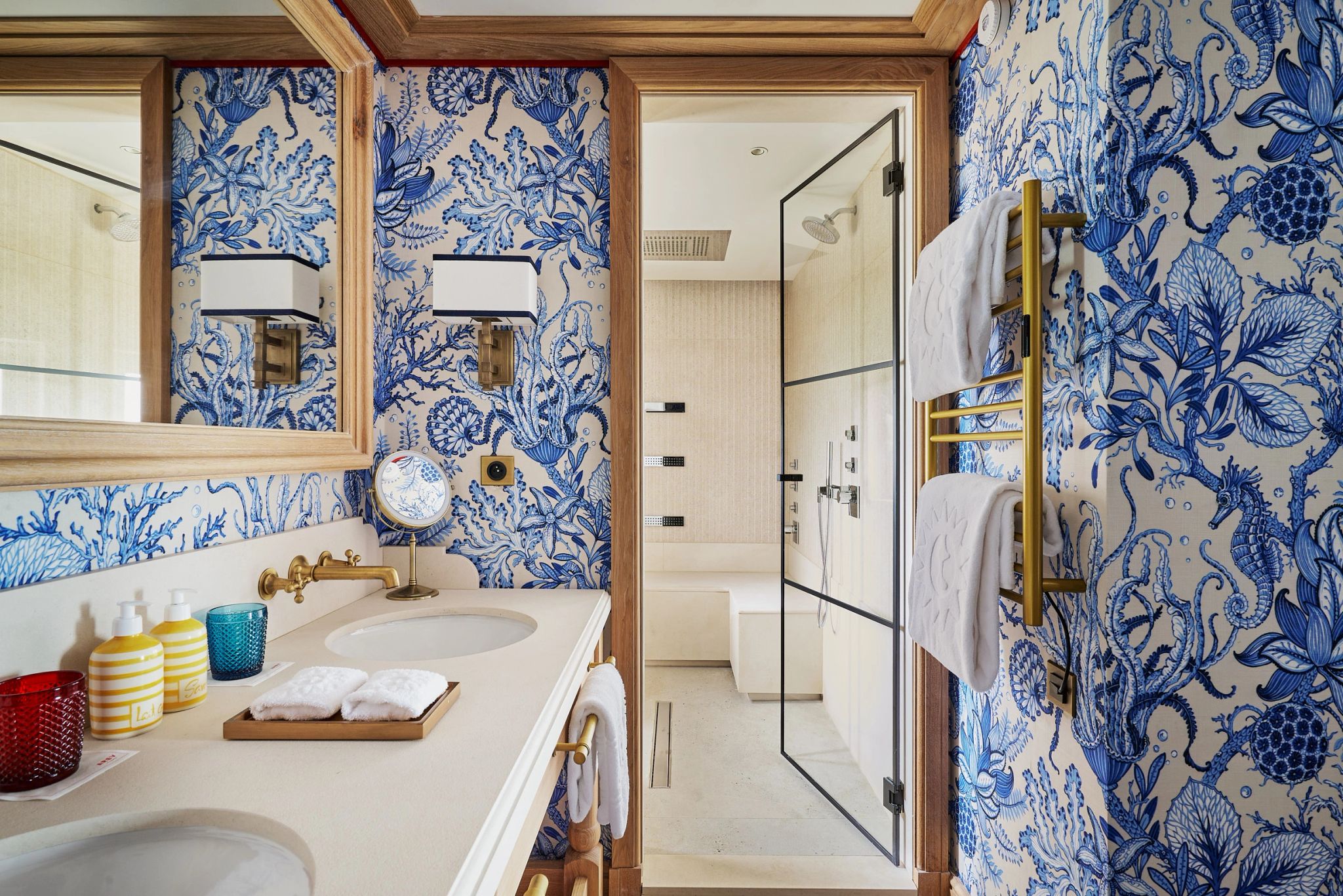 La Maisonnette en Pierre banheiro luxo - pia dupla - banho premium