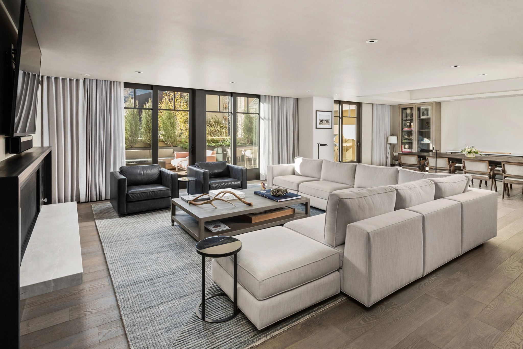 Woods Five Bedroom Residence sala de estar - sala moderna - sala chique - sala de tv