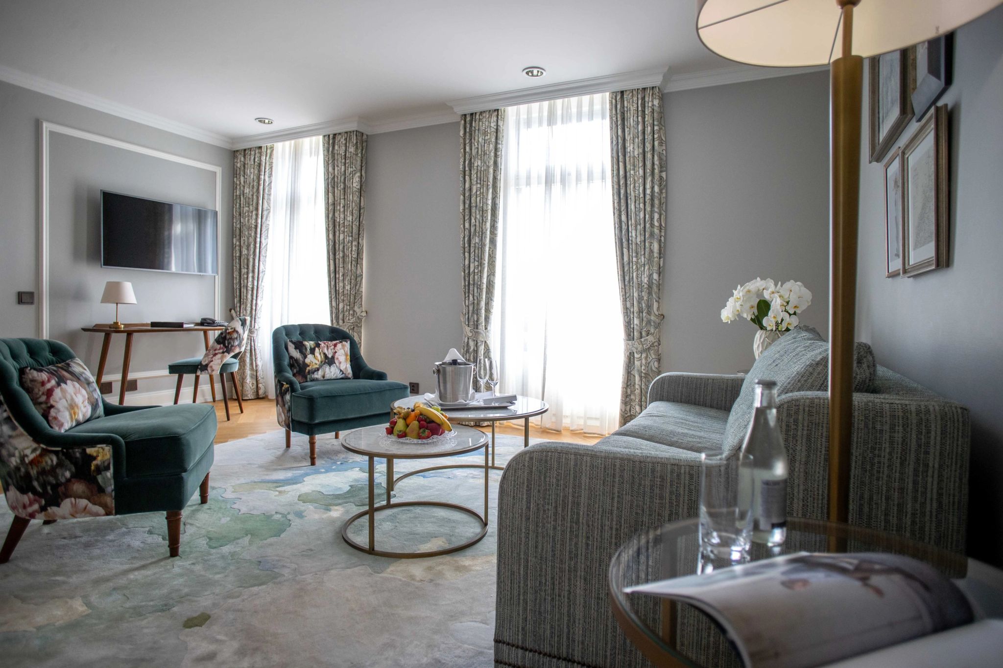 Deluxe Suite sala de estar – sofa e poltronas – suite de luxo