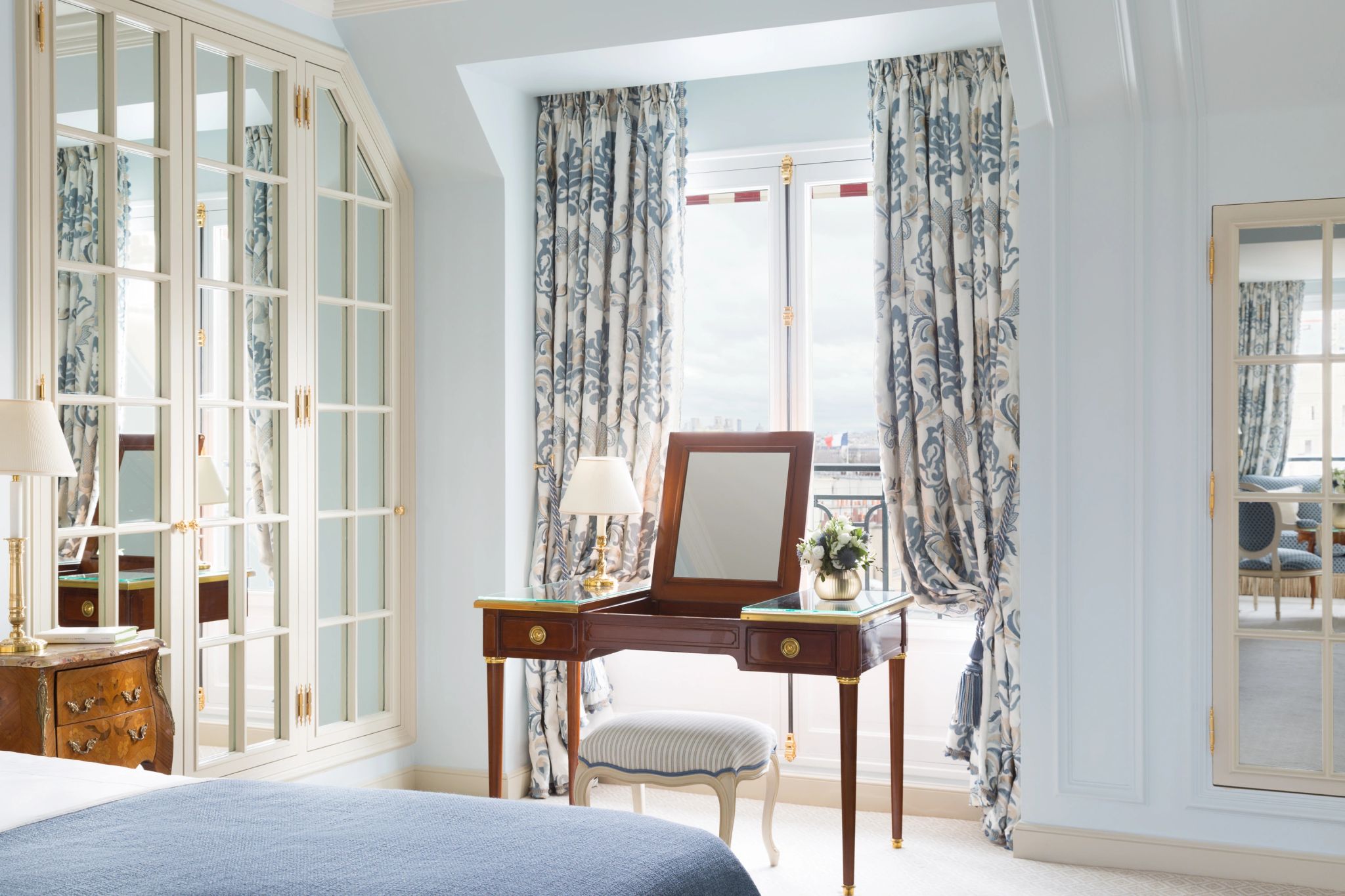 escrivaninha classica - suite alto padrao - cama king