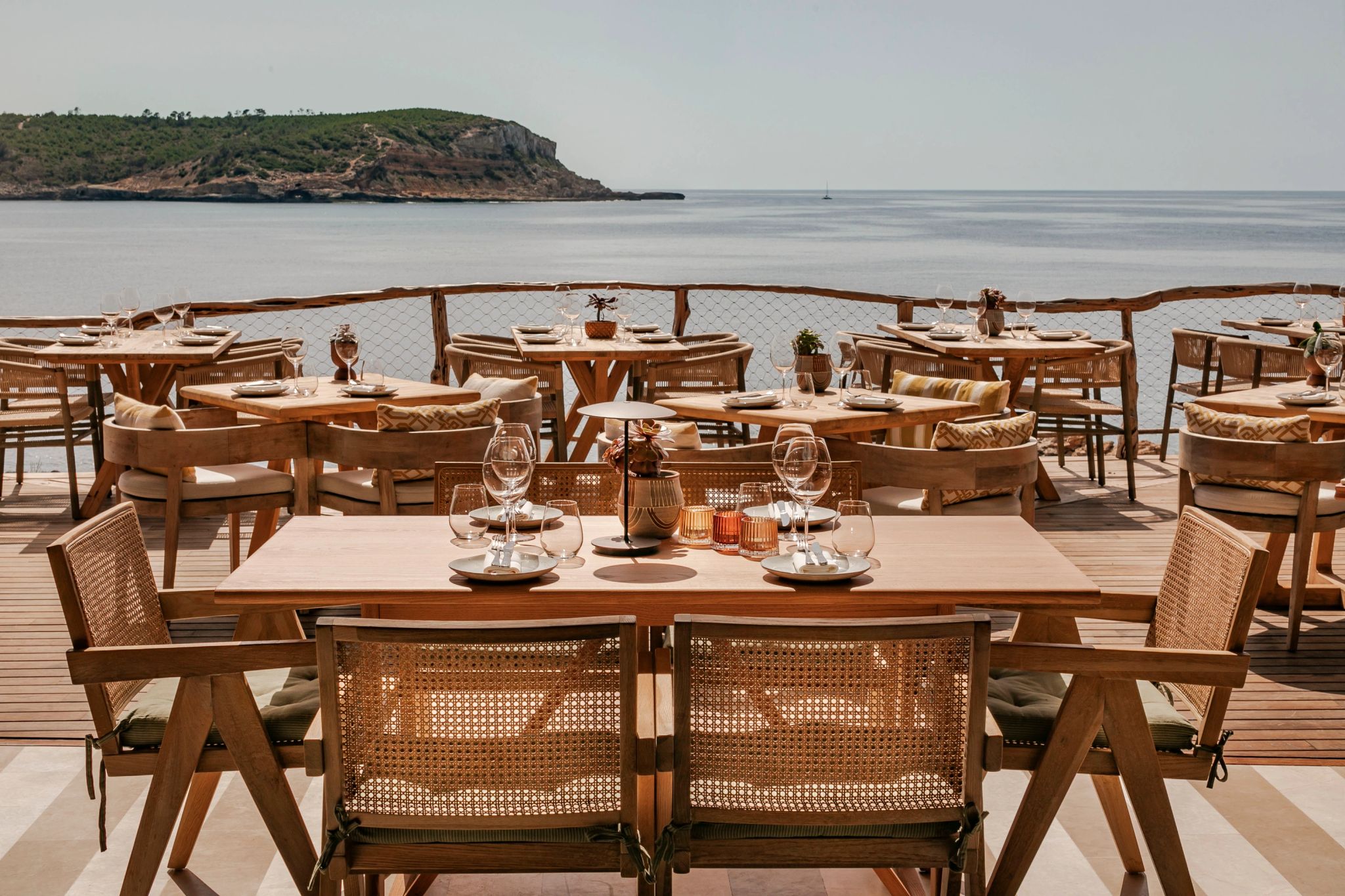 mesas sob o sol - vista direta para o mar azul - resort ibiza