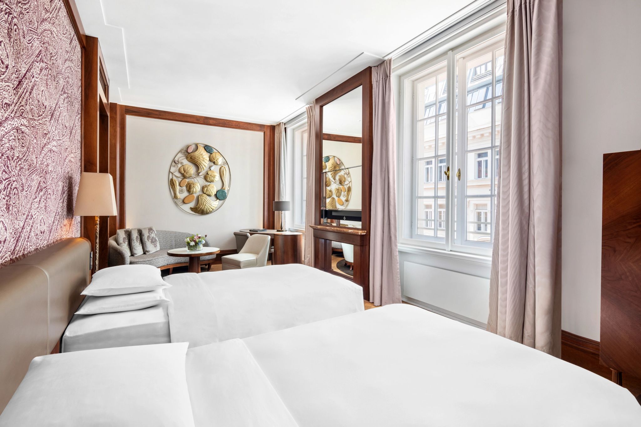 Two Twin Beds View Deluxe camas twin – area de trabalho – quarto com duas camas