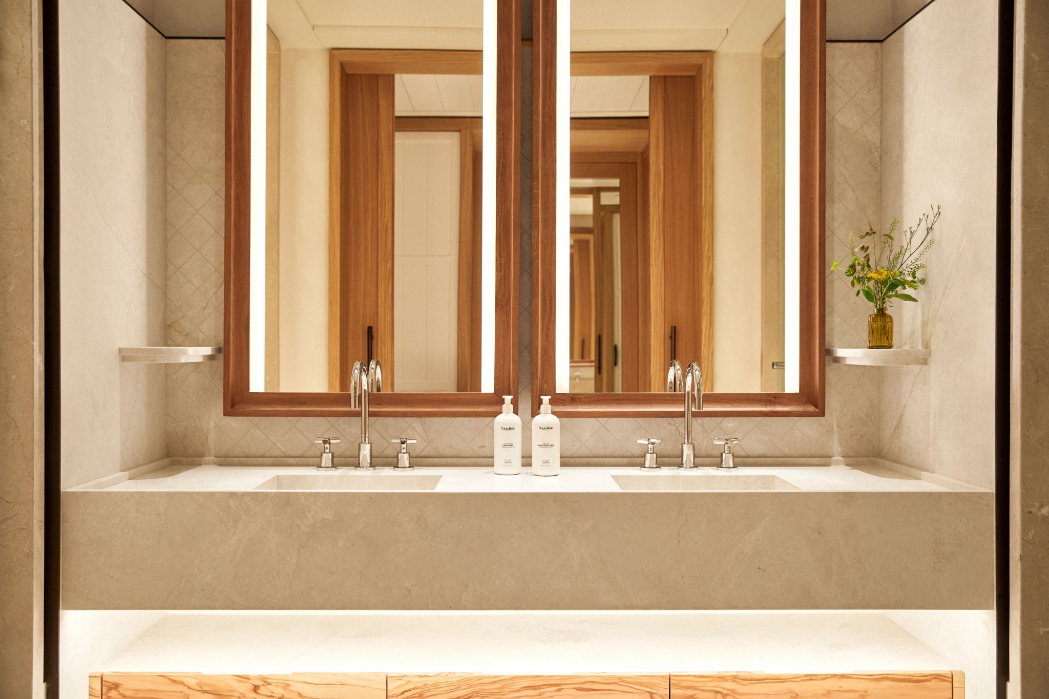 Garden View Plunge Pool King banheiro premium - pia dupla - marmore