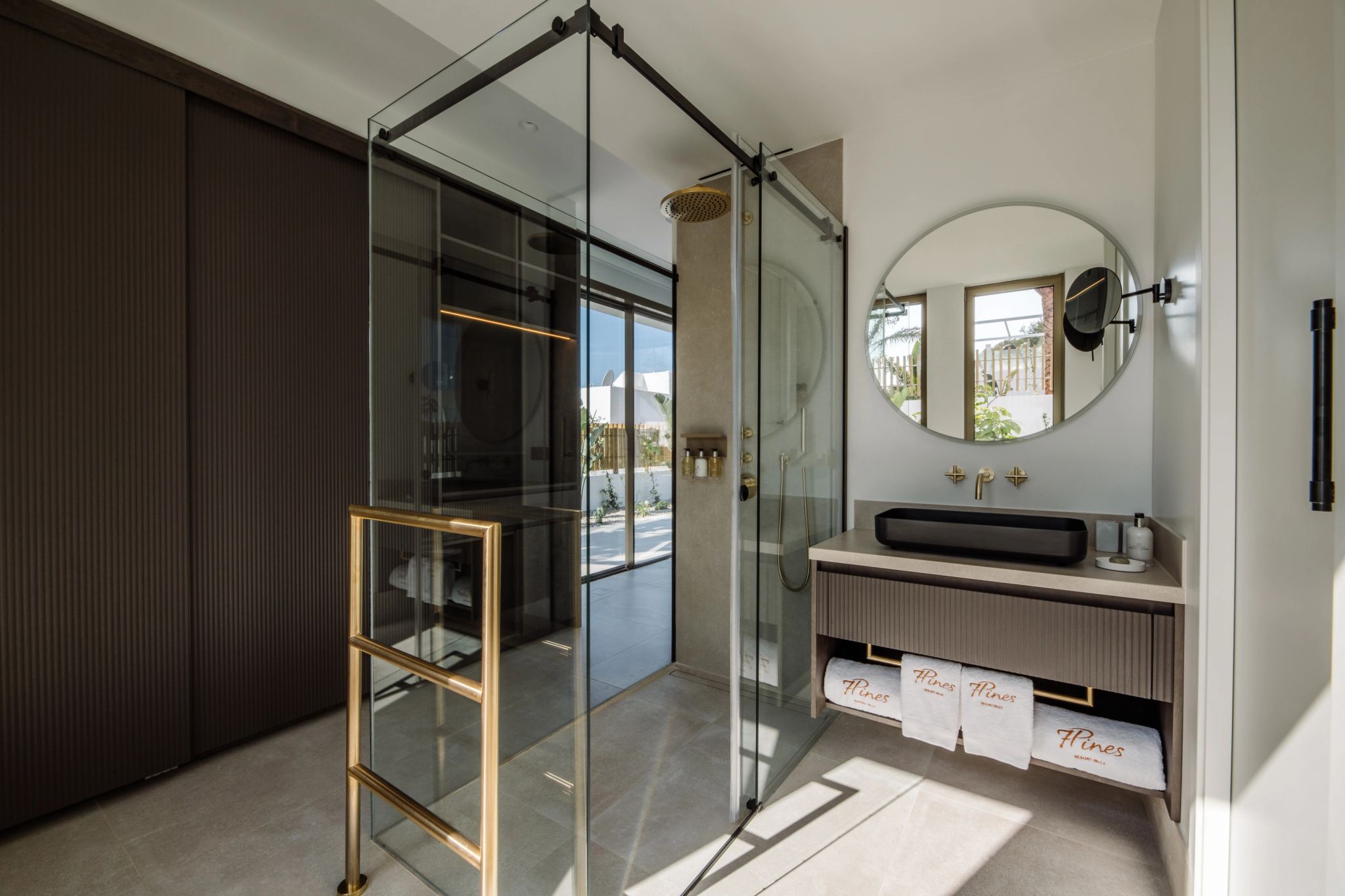 Grand Villa banheiro da suite – revestimento sofisticado – ducha relaxante