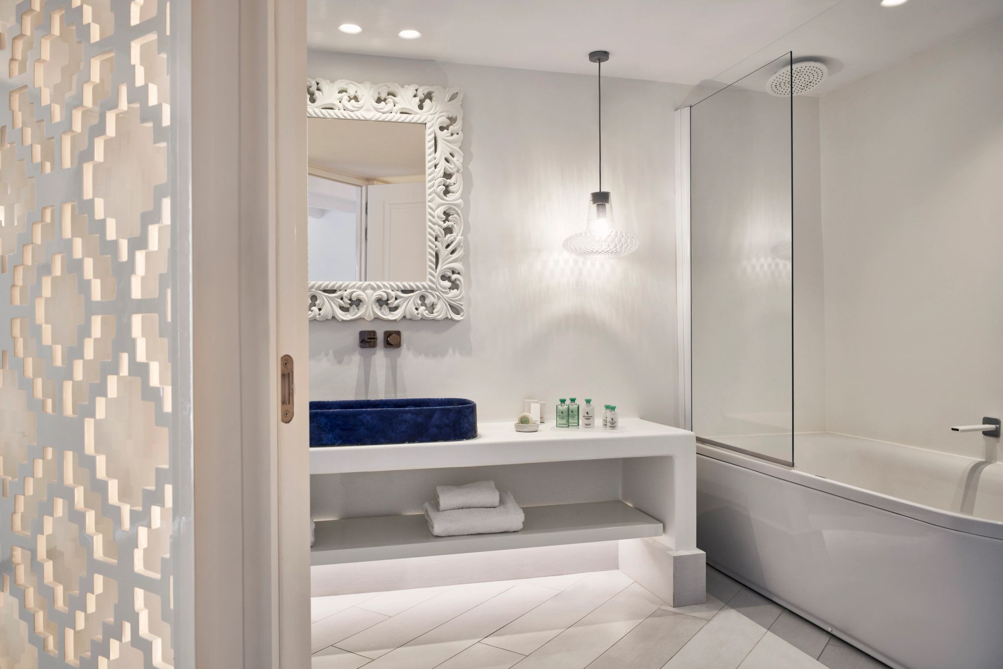 Master Suite Private Pool Sea View banheiro chique - banheira de imersao - banho premium