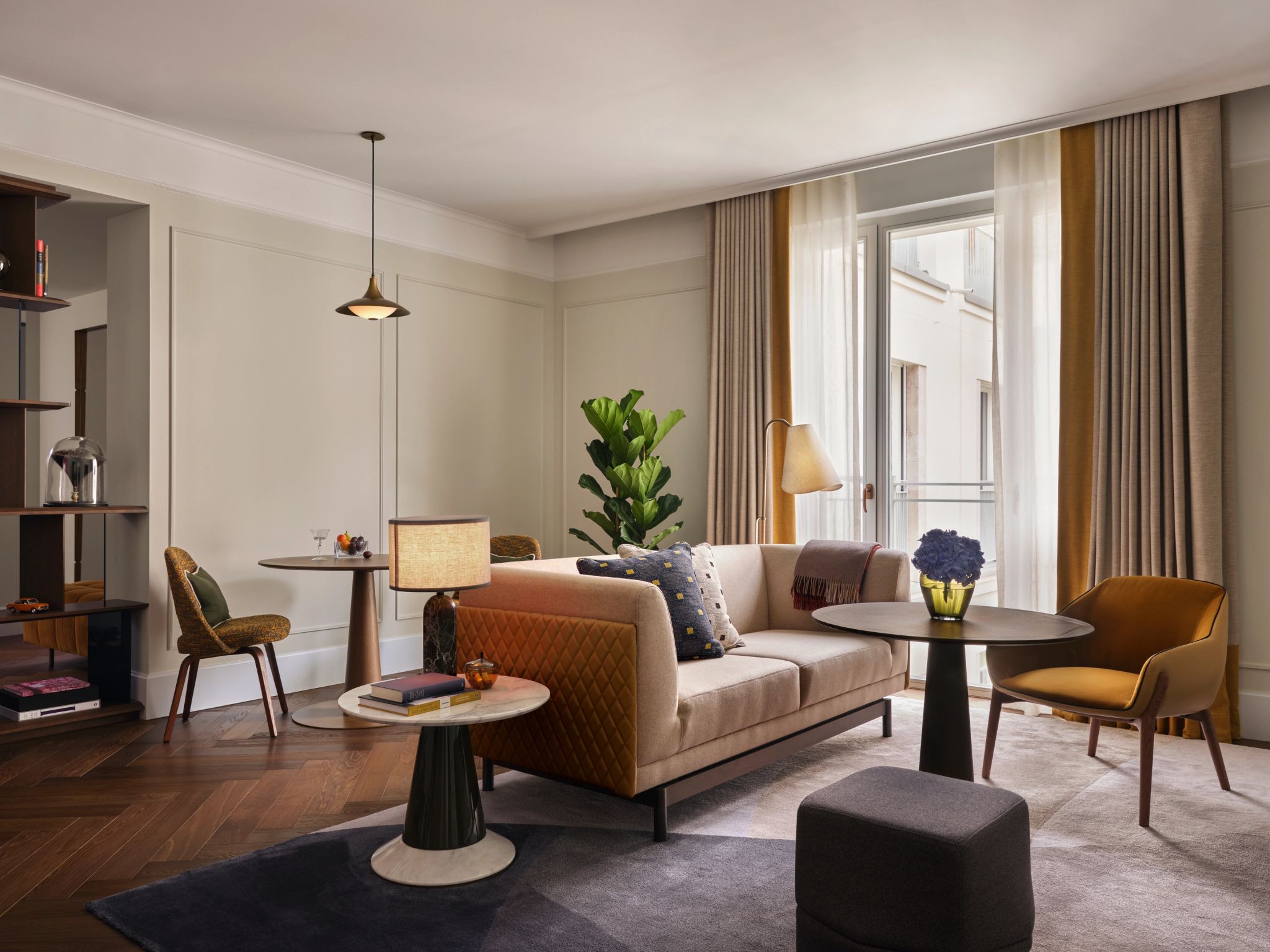 Grand Premier Suite sala de estar - sala chique - mesa de jantar - suite espaçosa