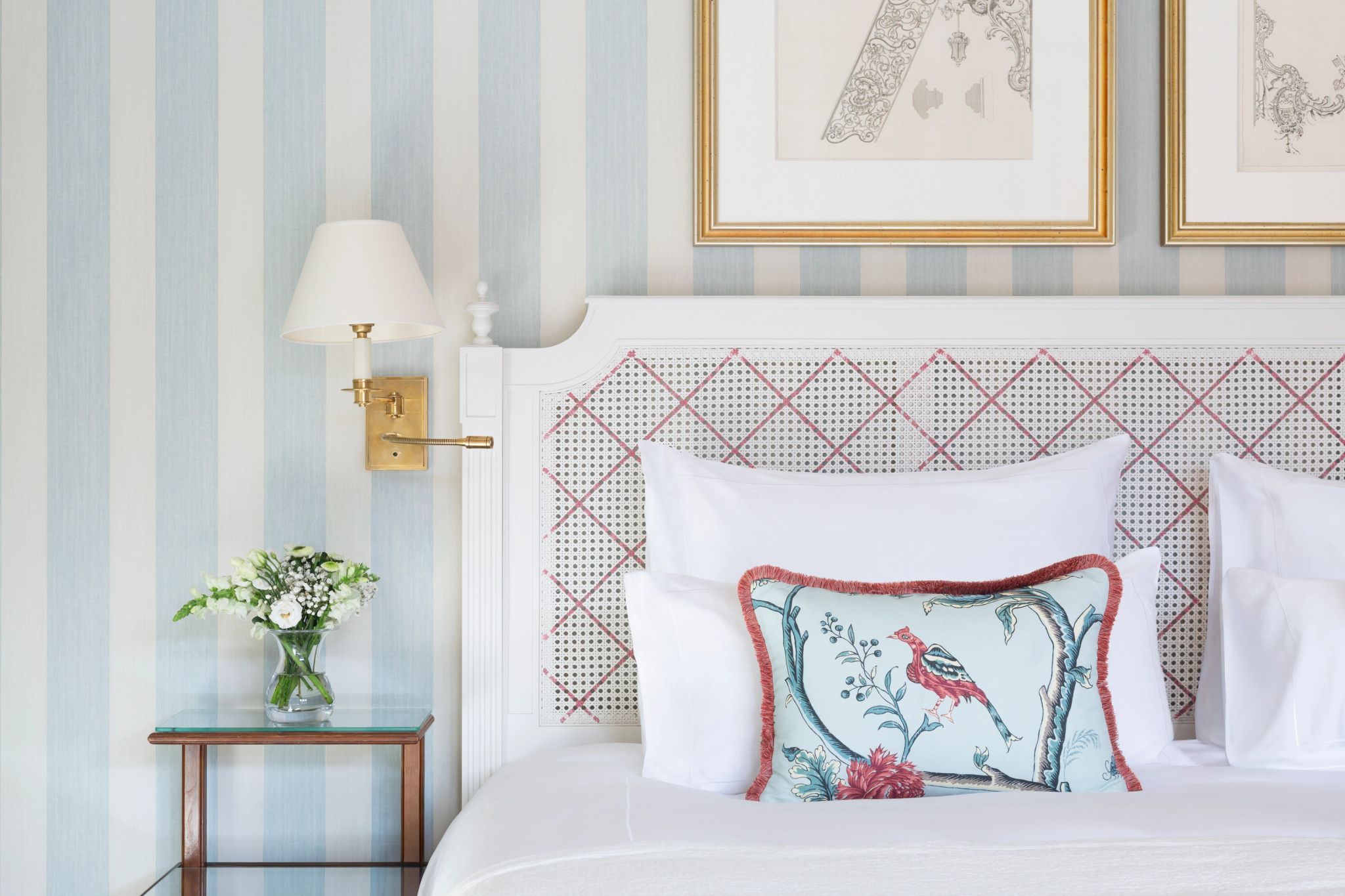 quarto com cama king e cabeceira estampada